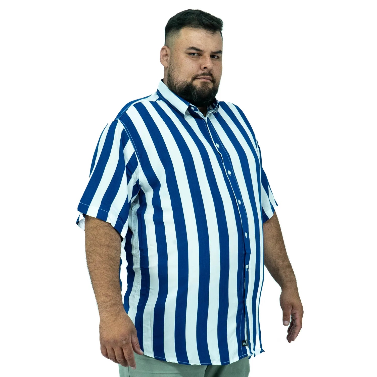Foto de camisa social plus size de viscose, listrada, na cor azul da marca Absinto Men.