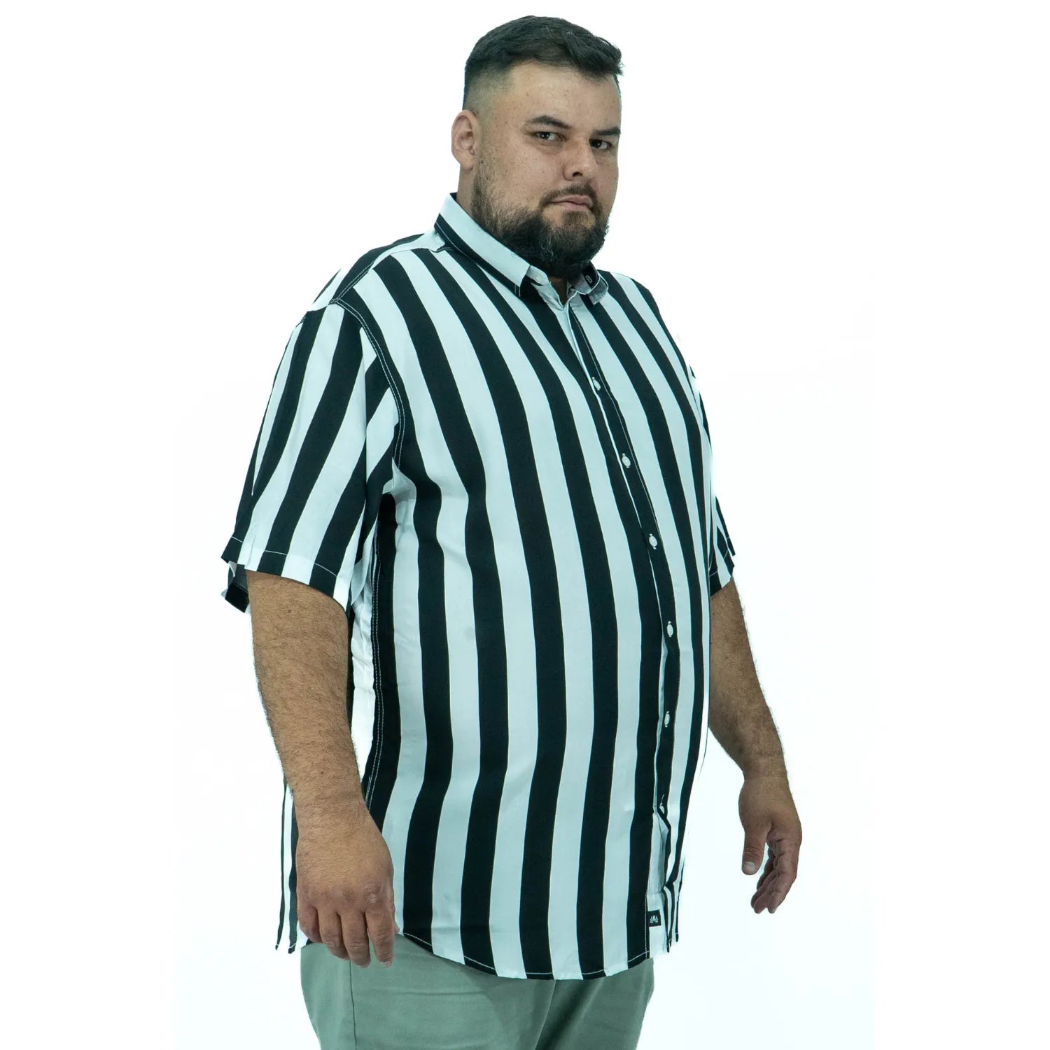 Foto de camisa social plus size de viscose, listrada, na cor preta da marca Absinto Men.