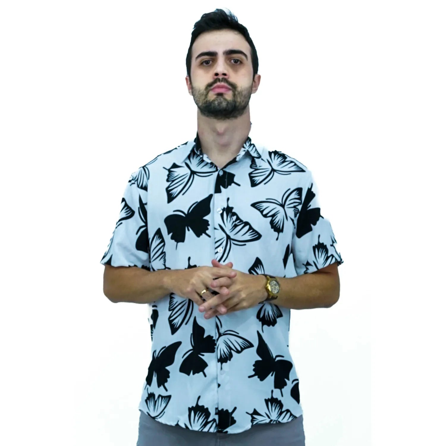 Modelo usando camisa social de viscose, de manga curta e com estampa de borboleta, na cor branca da Absinto Men.