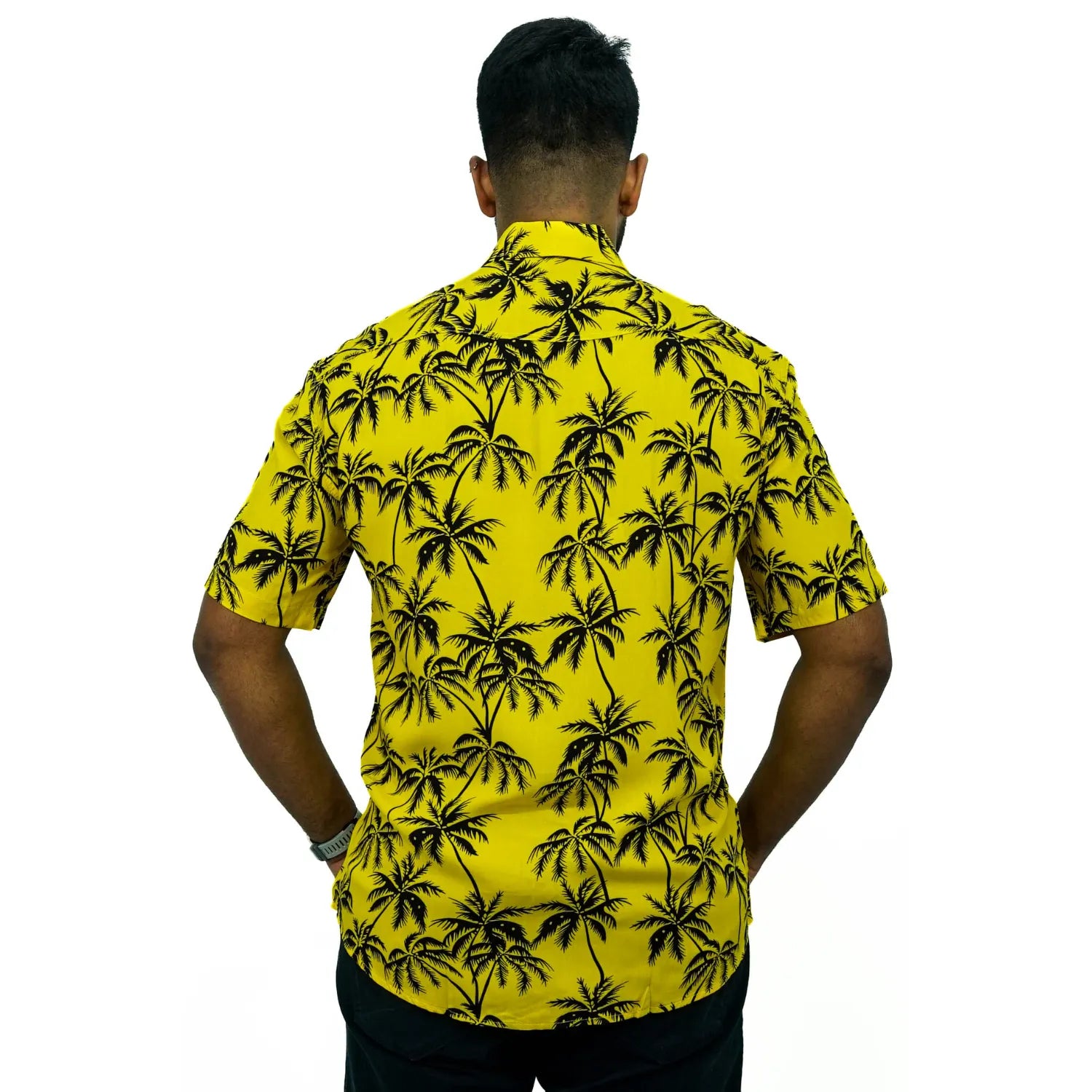 Camisa social manga curta, com estampa de coqueiro, 100% viscose, na cor amarela. Foto de modelo vestindo camisa social da absinto men.