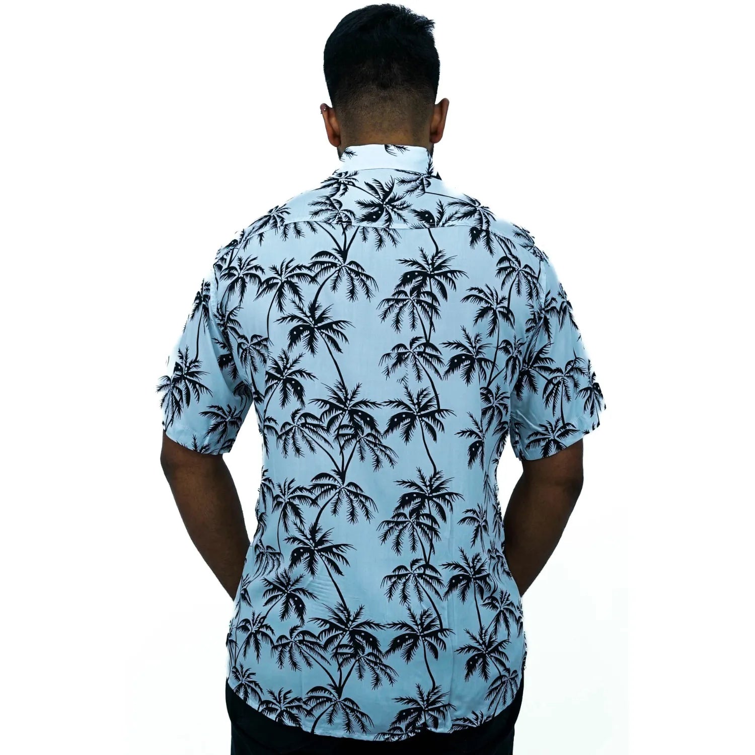 Camisa social manga curta, com estampa de coqueiro, 100% viscose, na cor branca. Foto de modelo vestindo camisa social da absinto men.