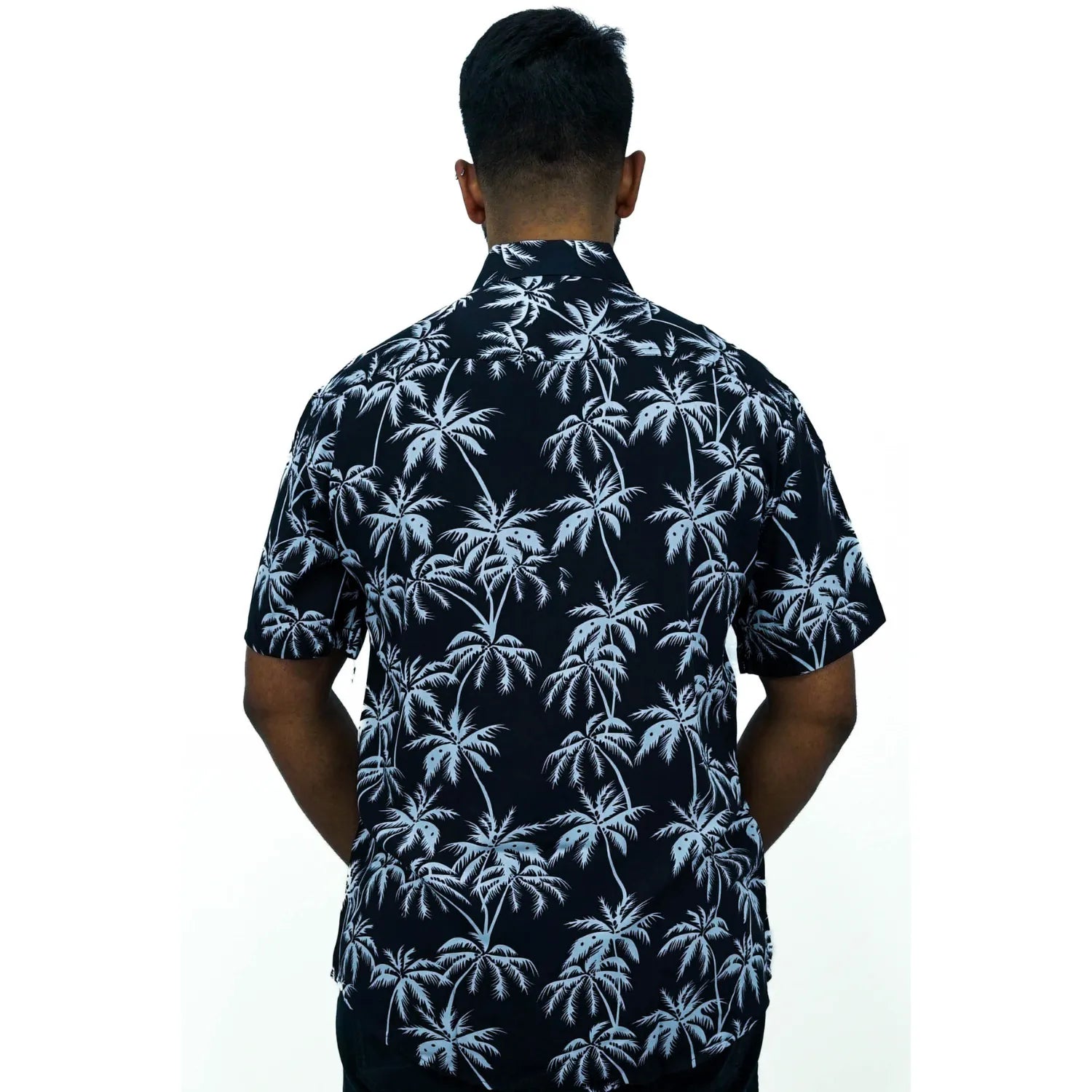 Camisa social manga curta, com estampa de coqueiro, 100% viscose, na cor preta. Foto de modelo vestindo camisa social da absinto men.