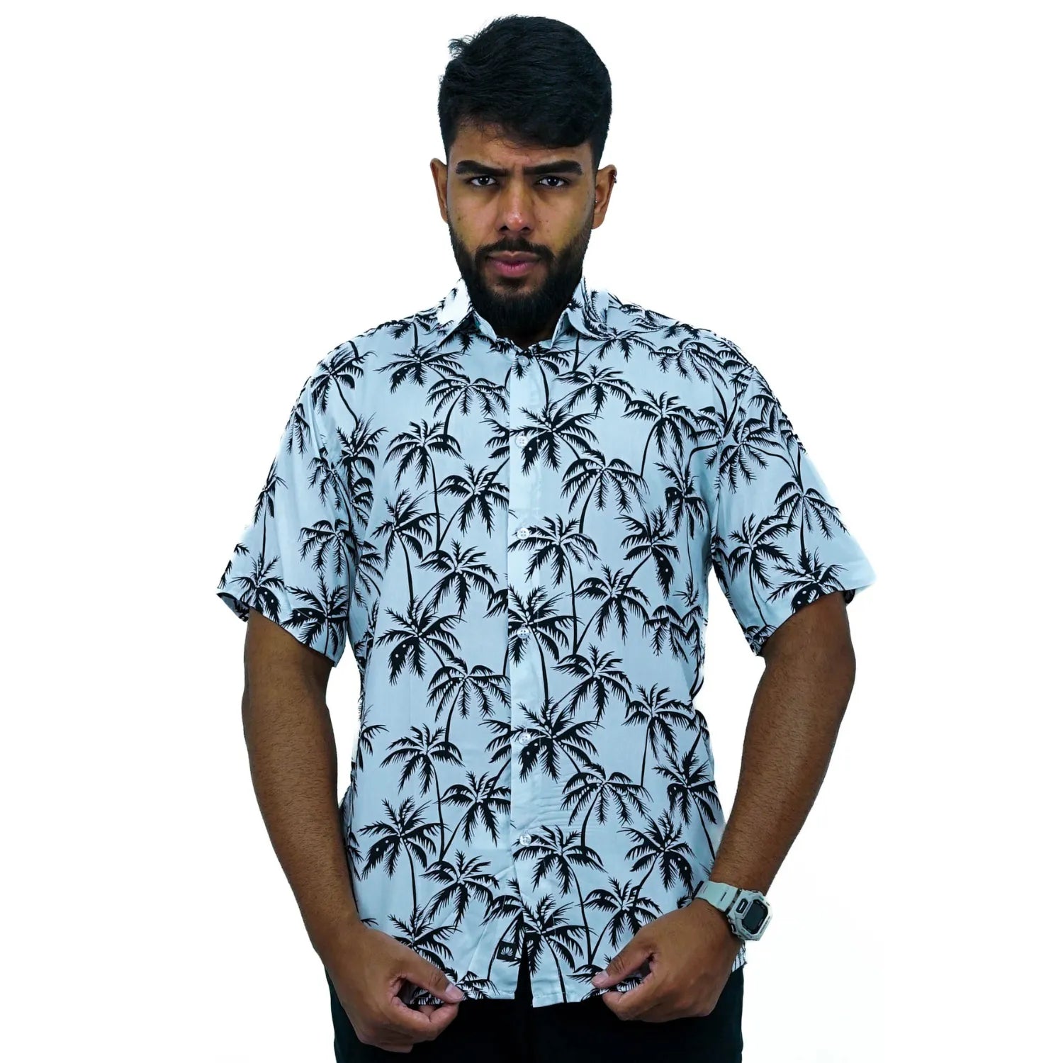 Camisa social manga curta, com estampa de coqueiro, 100% viscose, na cor branca. Foto de modelo vestindo camisa social da absinto men.