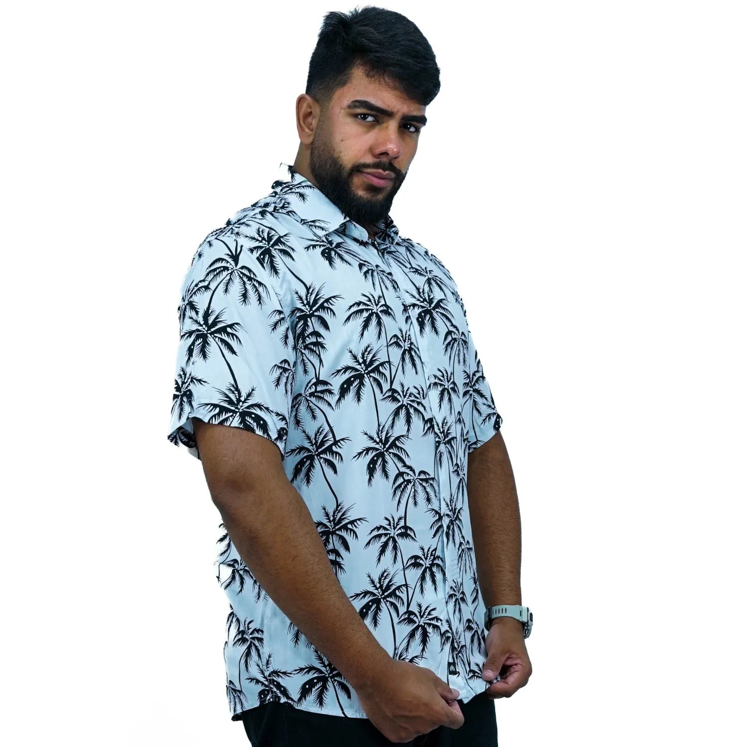 Camisa social manga curta, com estampa de coqueiro, 100% viscose, na cor branca. Foto de modelo vestindo camisa social da absinto men.