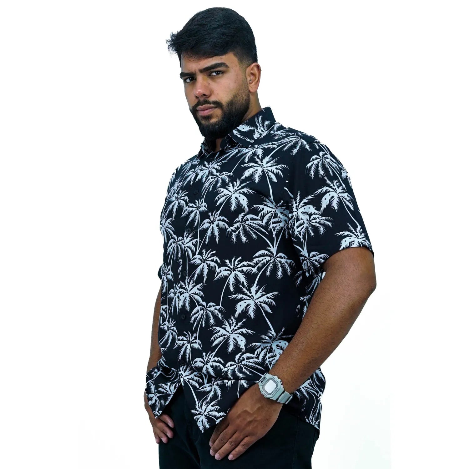 Camisa social manga curta, com estampa de coqueiro, 100% viscose, na cor preta. Foto de modelo vestindo camisa social da absinto men.