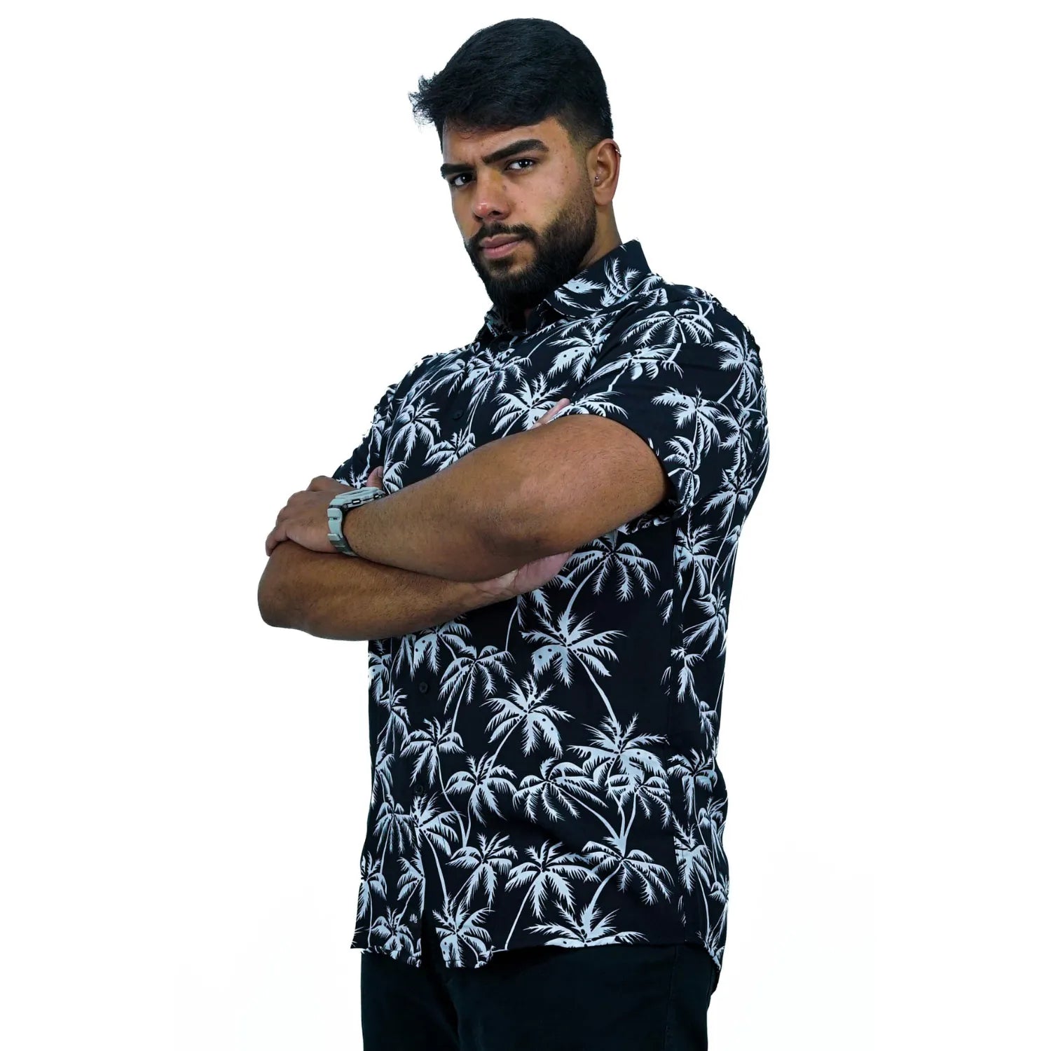 Camisa social manga curta, com estampa de coqueiro, 100% viscose, na cor preta. Foto de modelo vestindo camisa social da absinto men.