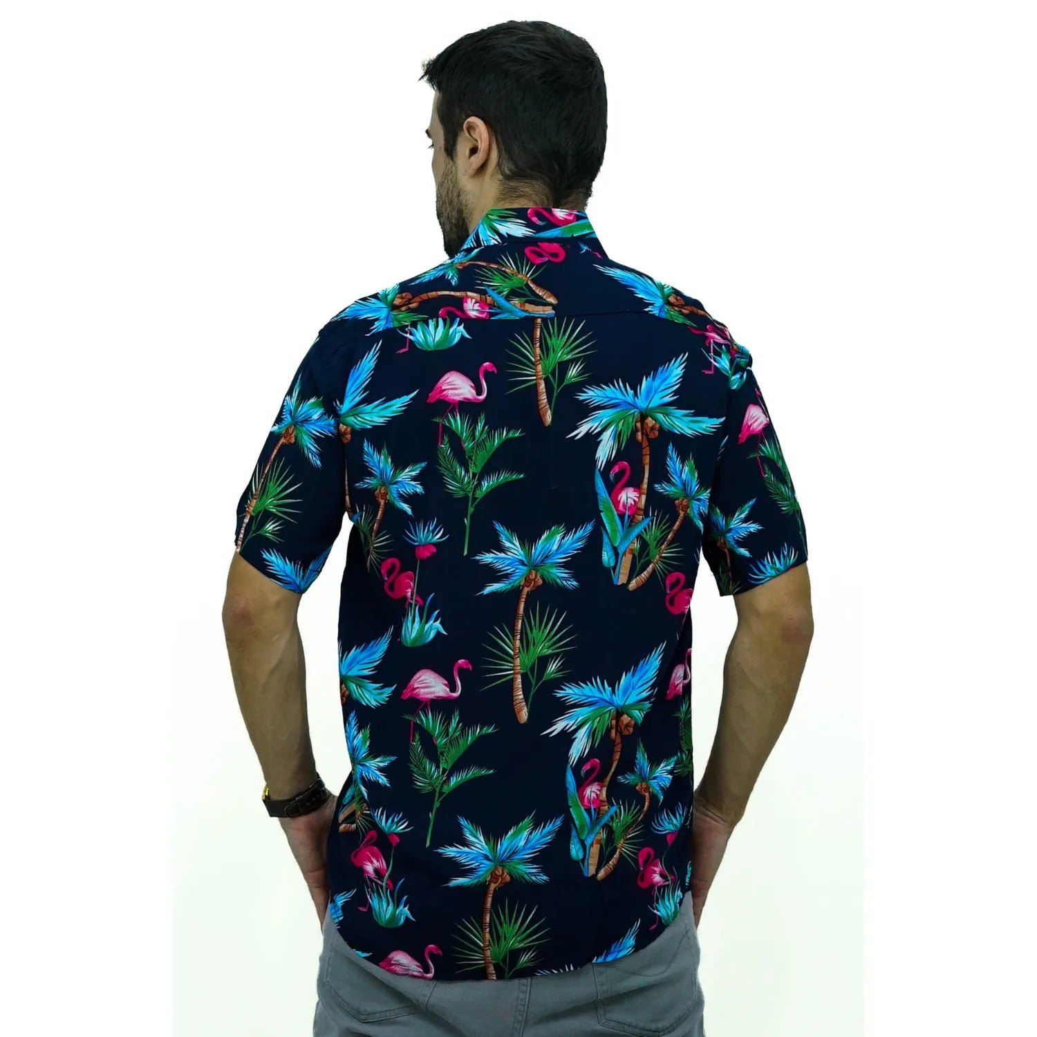 Modelo usando camisa social de viscose, de manga curta e com estampa de flamingo, na cor marinho da Absinto Men.