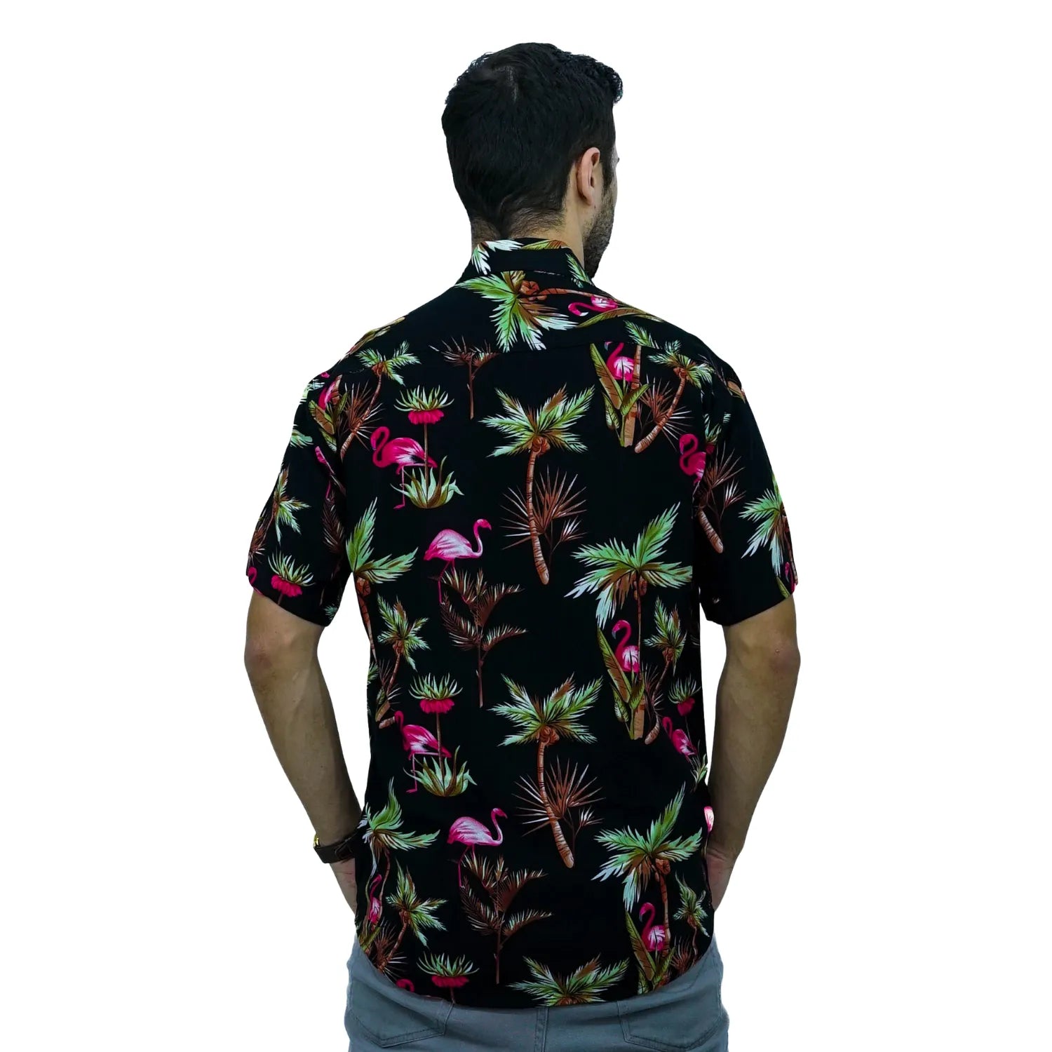 Modelo usando camisa social de viscose, de manga curta e com estampa de flamingo, na cor preta da Absinto Men.