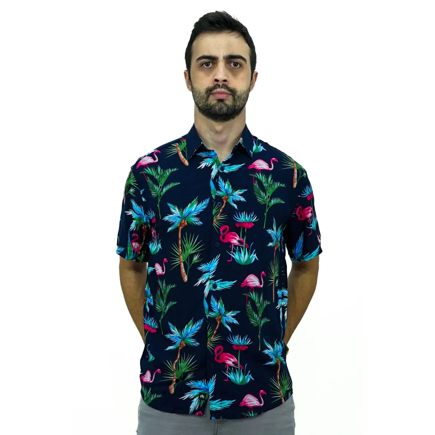 Modelo usando camisa social de viscose, de manga curta e com estampa de flamingo, na cor marinho da Absinto Men.