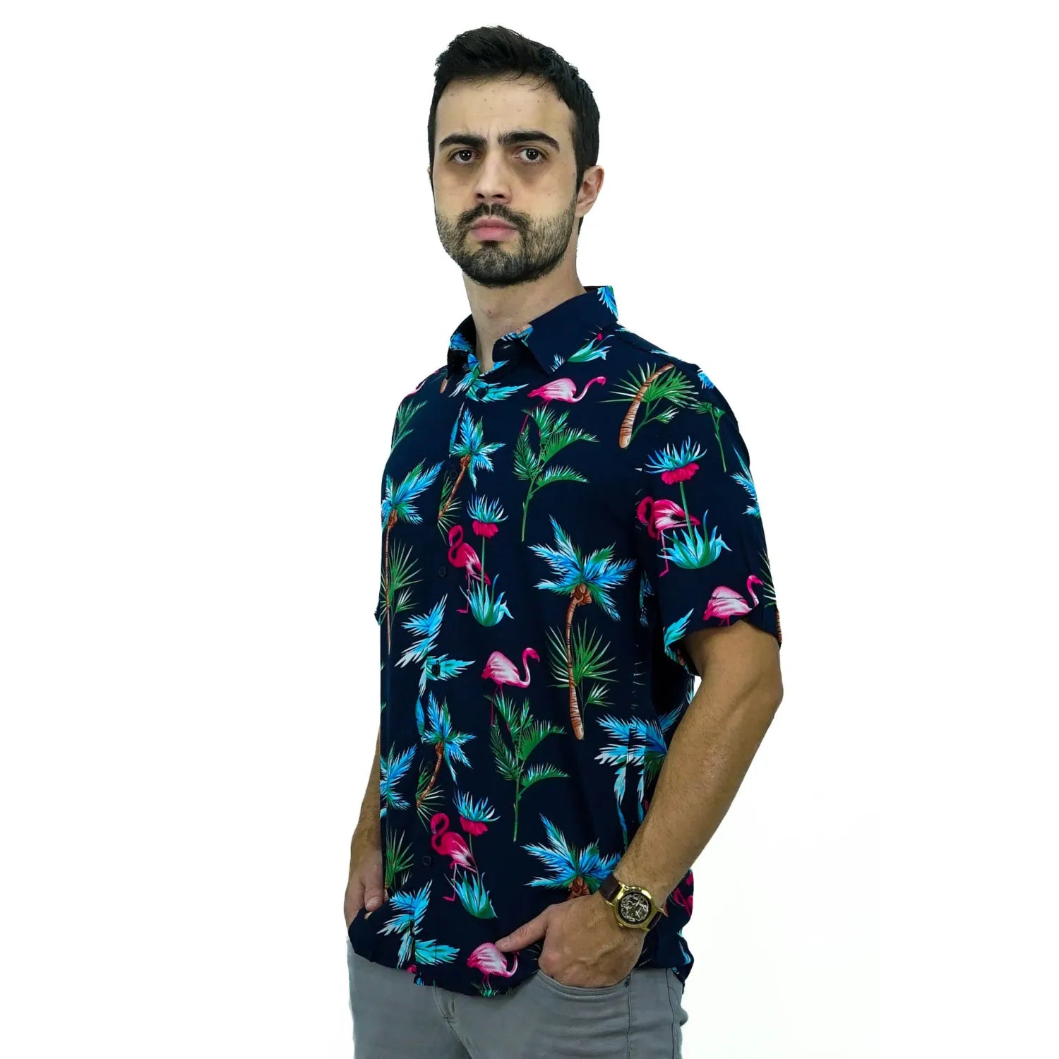 Modelo usando camisa social de viscose, de manga curta e com estampa de flamingo, na cor marinho da Absinto Men.