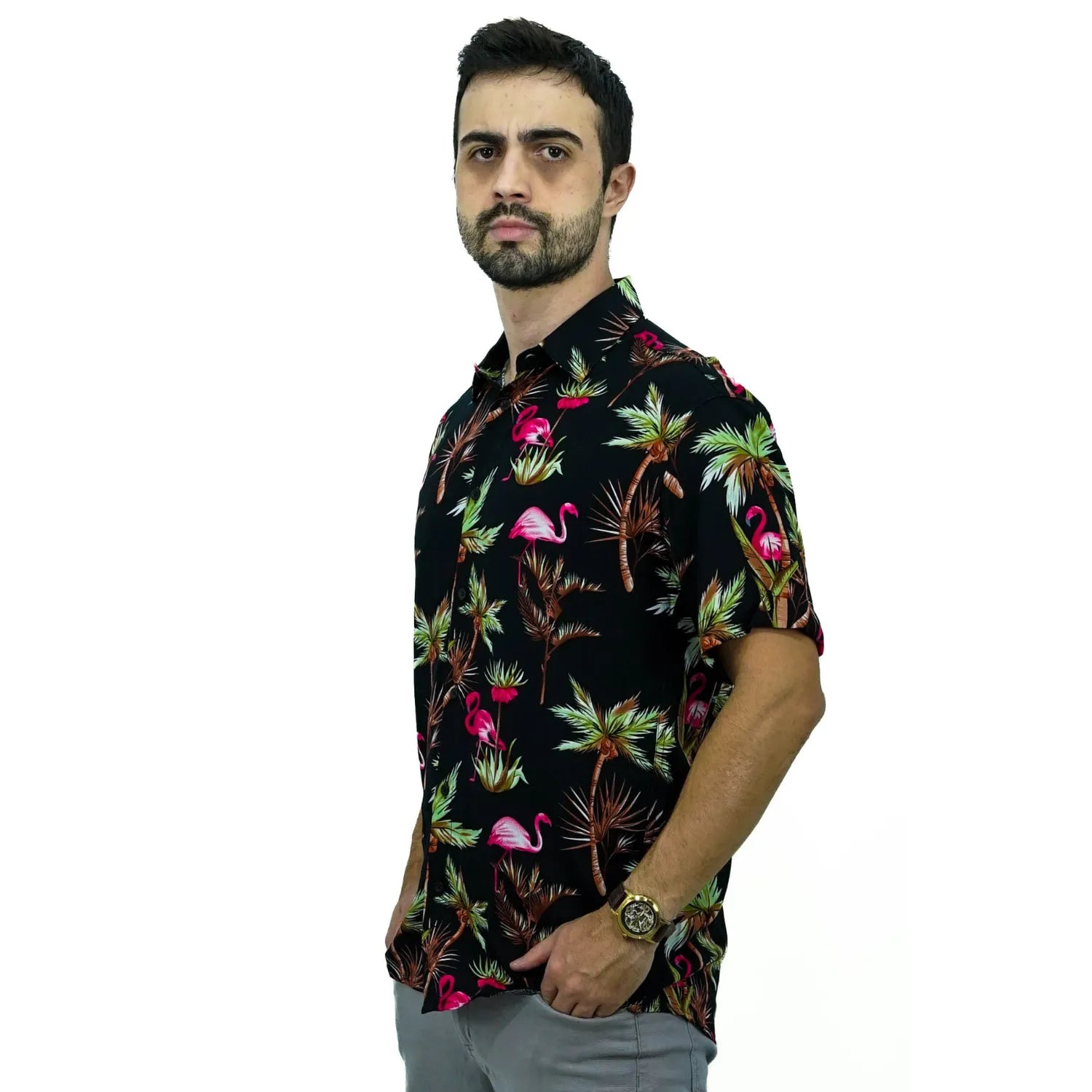 Modelo usando camisa social de viscose, de manga curta e com estampa de flamingo, na cor preta da Absinto Men.