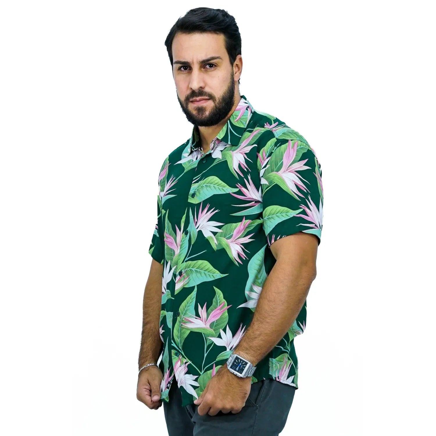 Foto de camisa social de viscose, com estampa floral, na cor verde da marca Absinto Men.