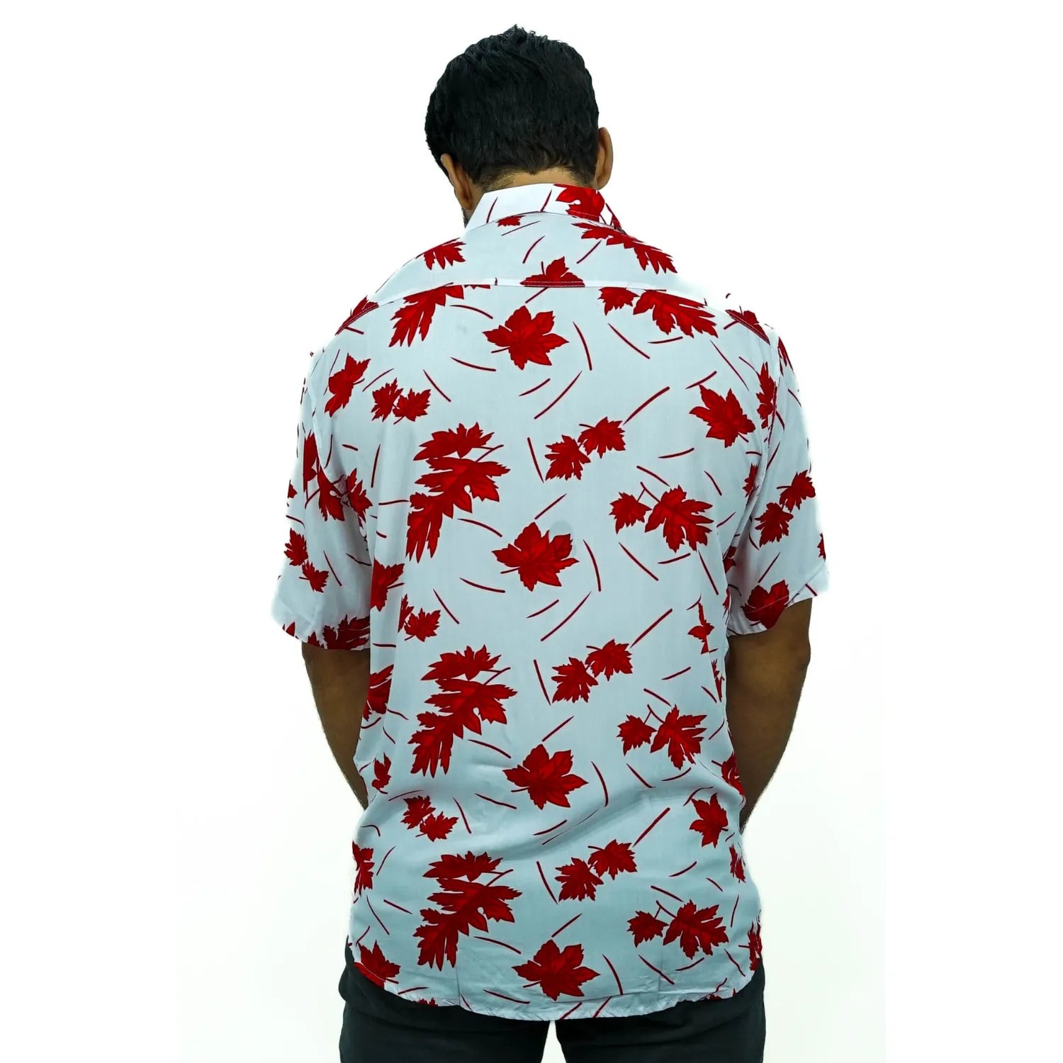 Modelo usando camisa social de viscose, de manga curta e com estampa de folhagem, na cor vermelha.