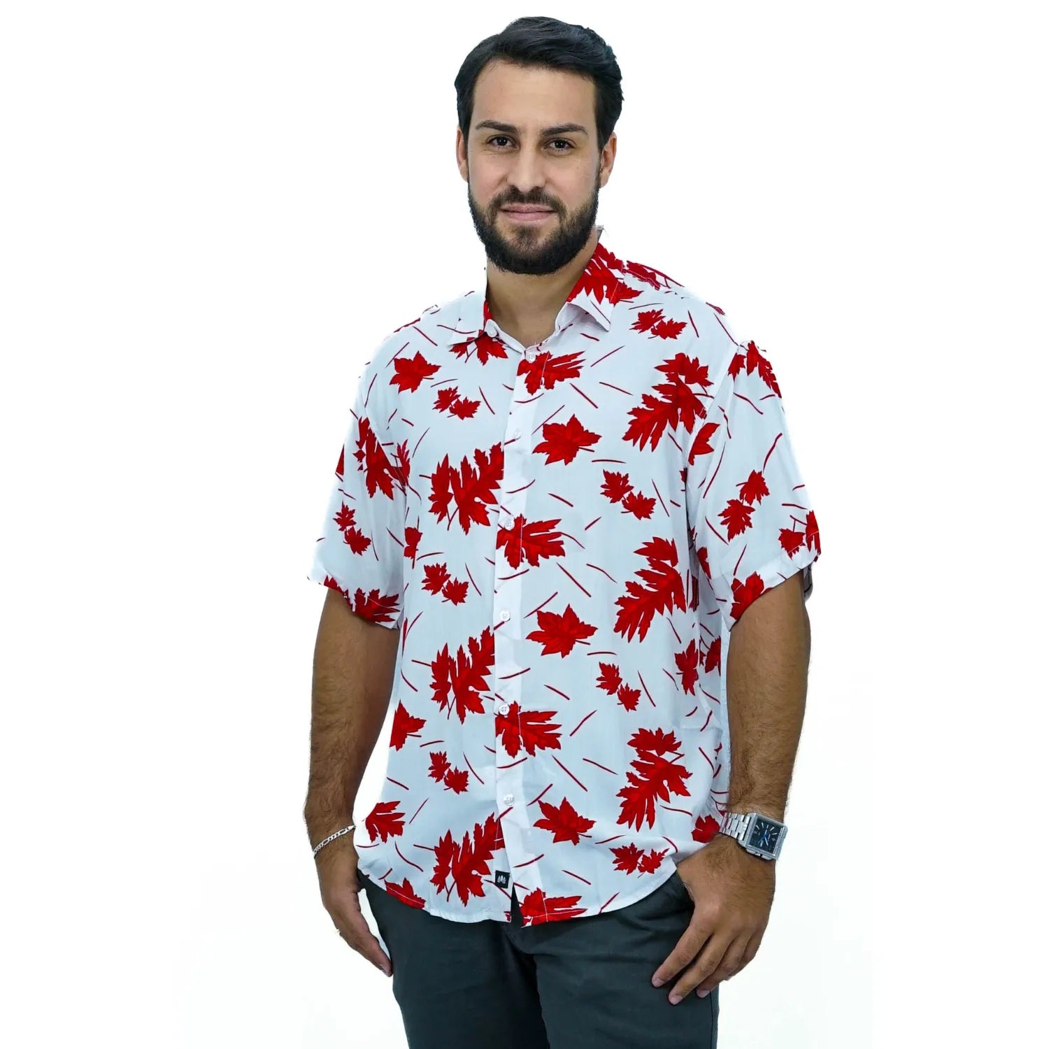 Modelo usando camisa social de viscose, de manga curta e com estampa de folhagem, na cor vermelha.