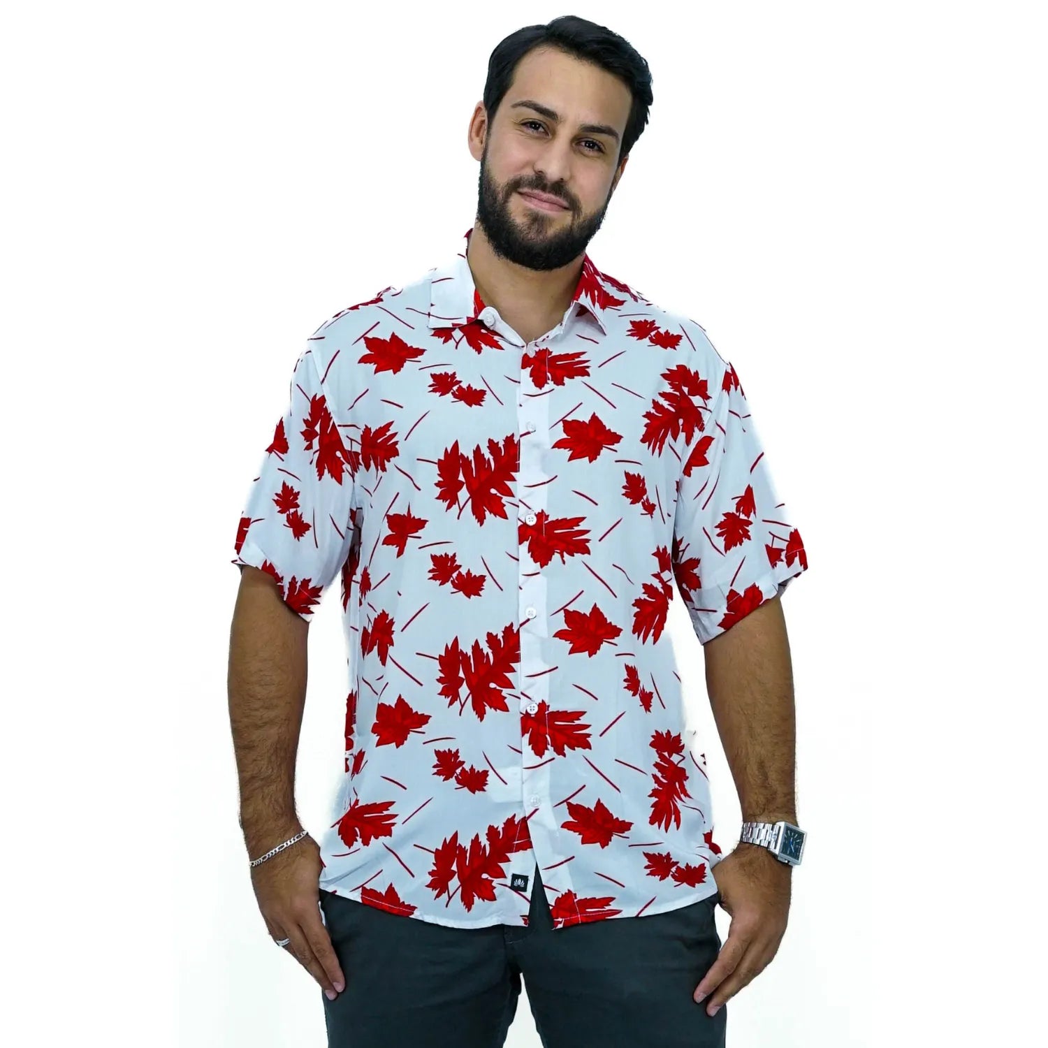 Modelo usando camisa social de viscose, de manga curta e com estampa de folhagem, na cor vermelha.