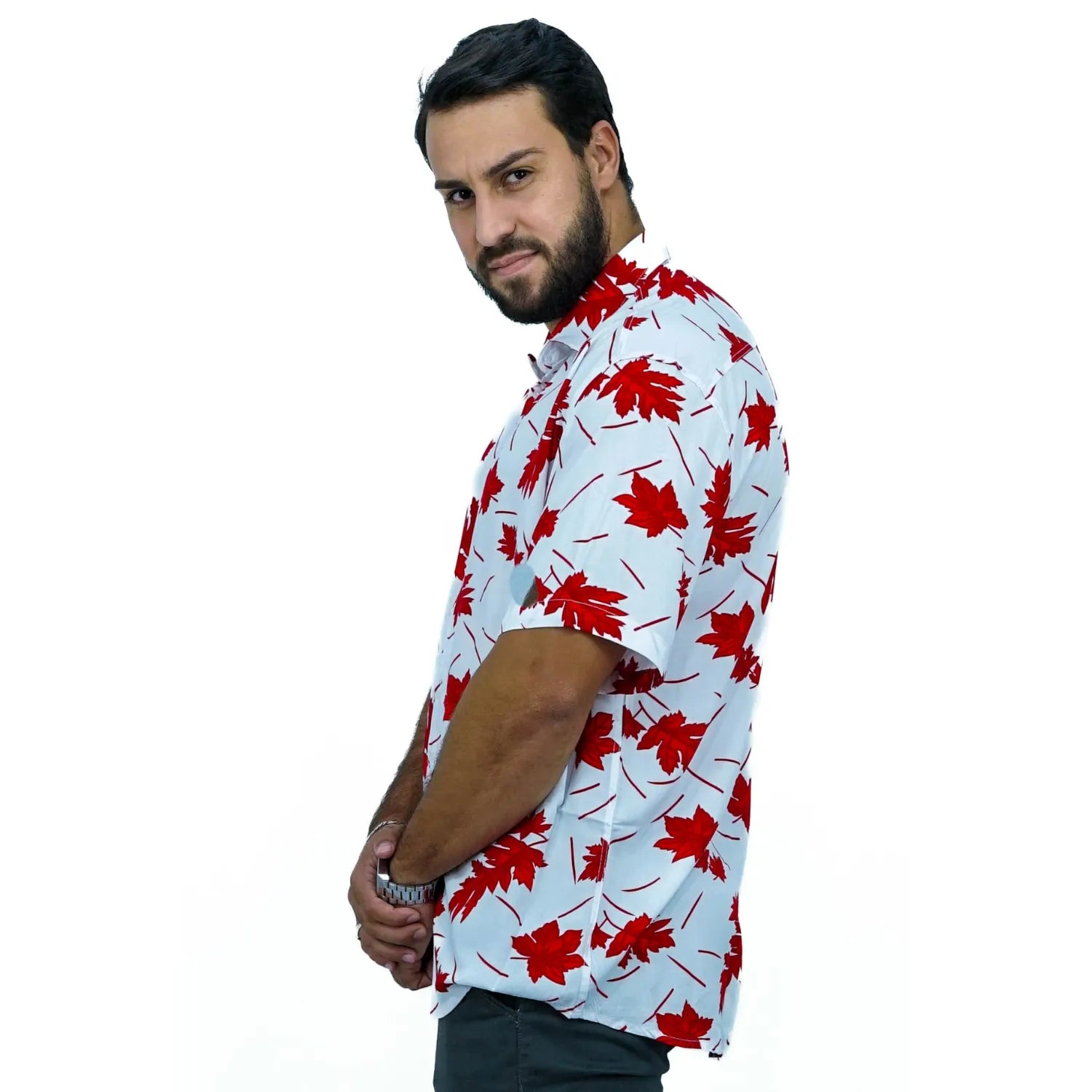 Modelo usando camisa social de viscose, de manga curta e com estampa de folhagem, na cor vermelha.