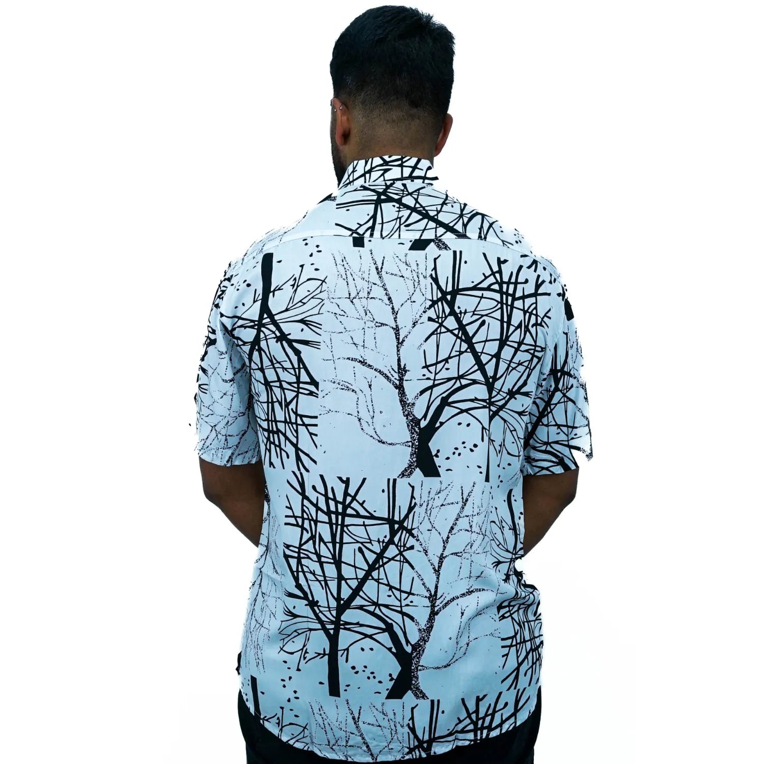 Foto de camisa social de viscose, com estampa de galhos, na cor branca da marca Absinto Men.