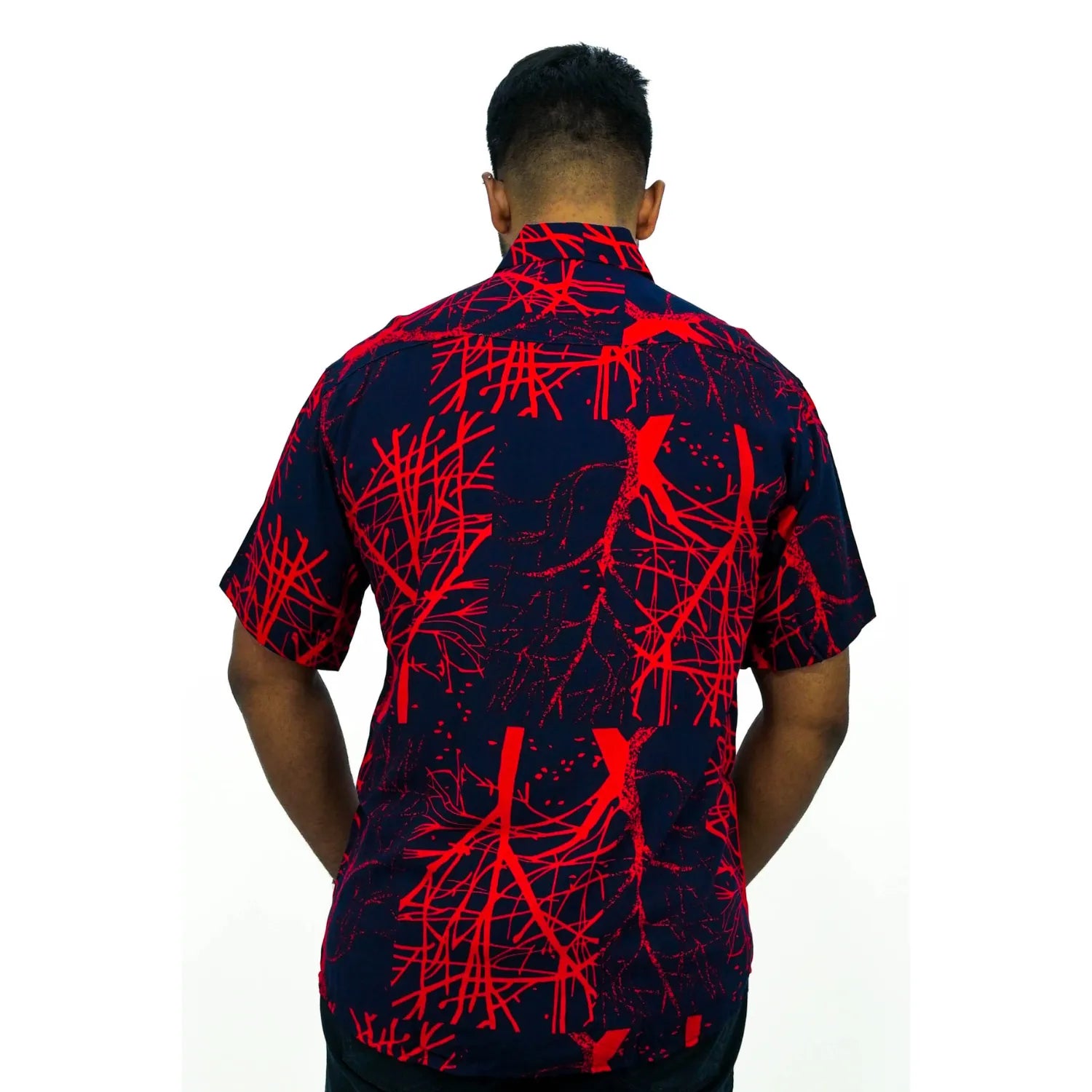 Foto de camisa social de viscose, com estampa de galhos, na cor marinho da marca Absinto Men.