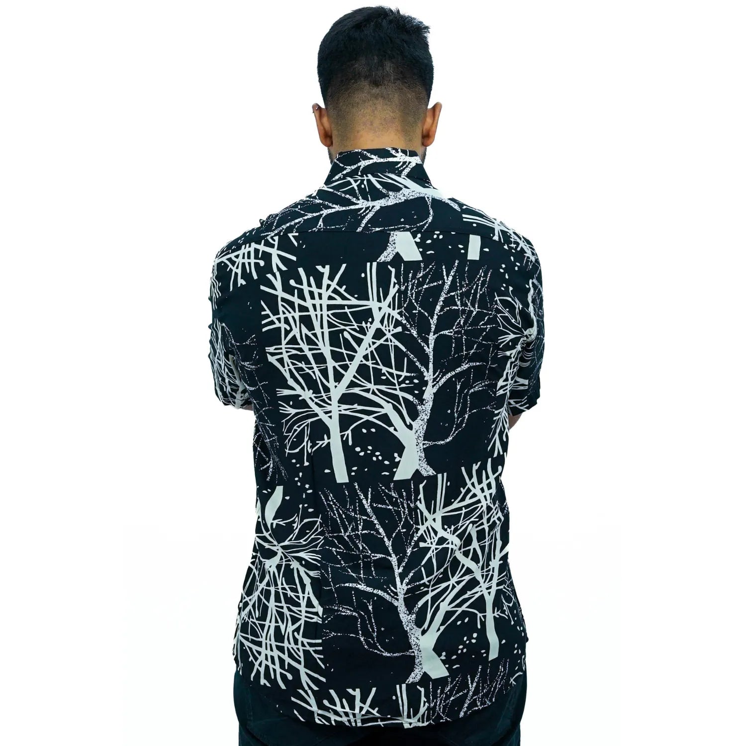 Foto de camisa social de viscose, com estampa de galhos, na cor preta da marca Absinto Men.