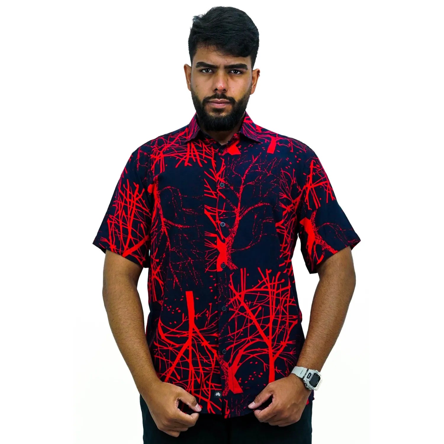 Foto de camisa social de viscose, com estampa de galhos, na cor marinho da marca Absinto Men.