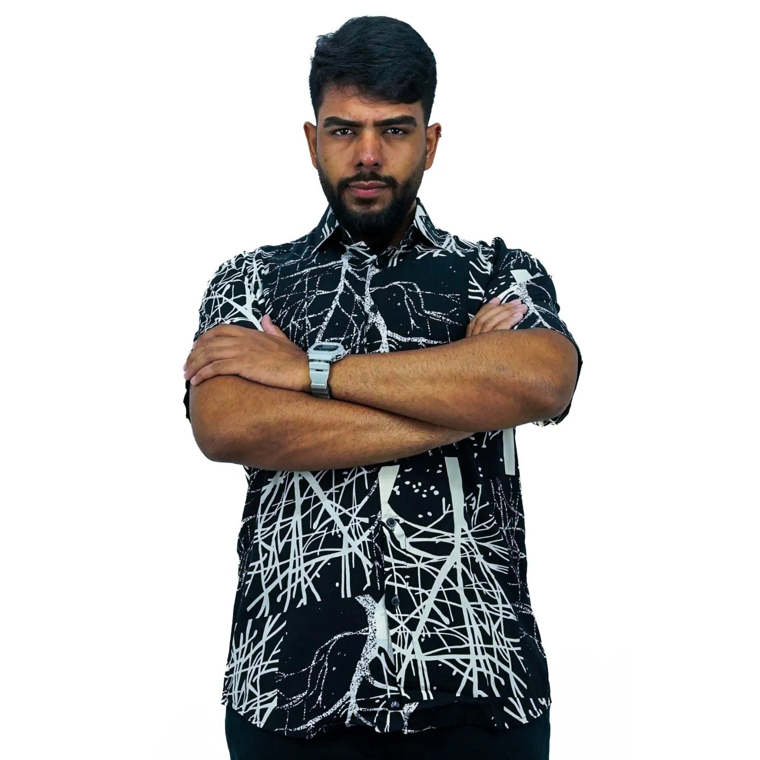 Foto de camisa social de viscose, com estampa de galhos, na cor preta da marca Absinto Men.
