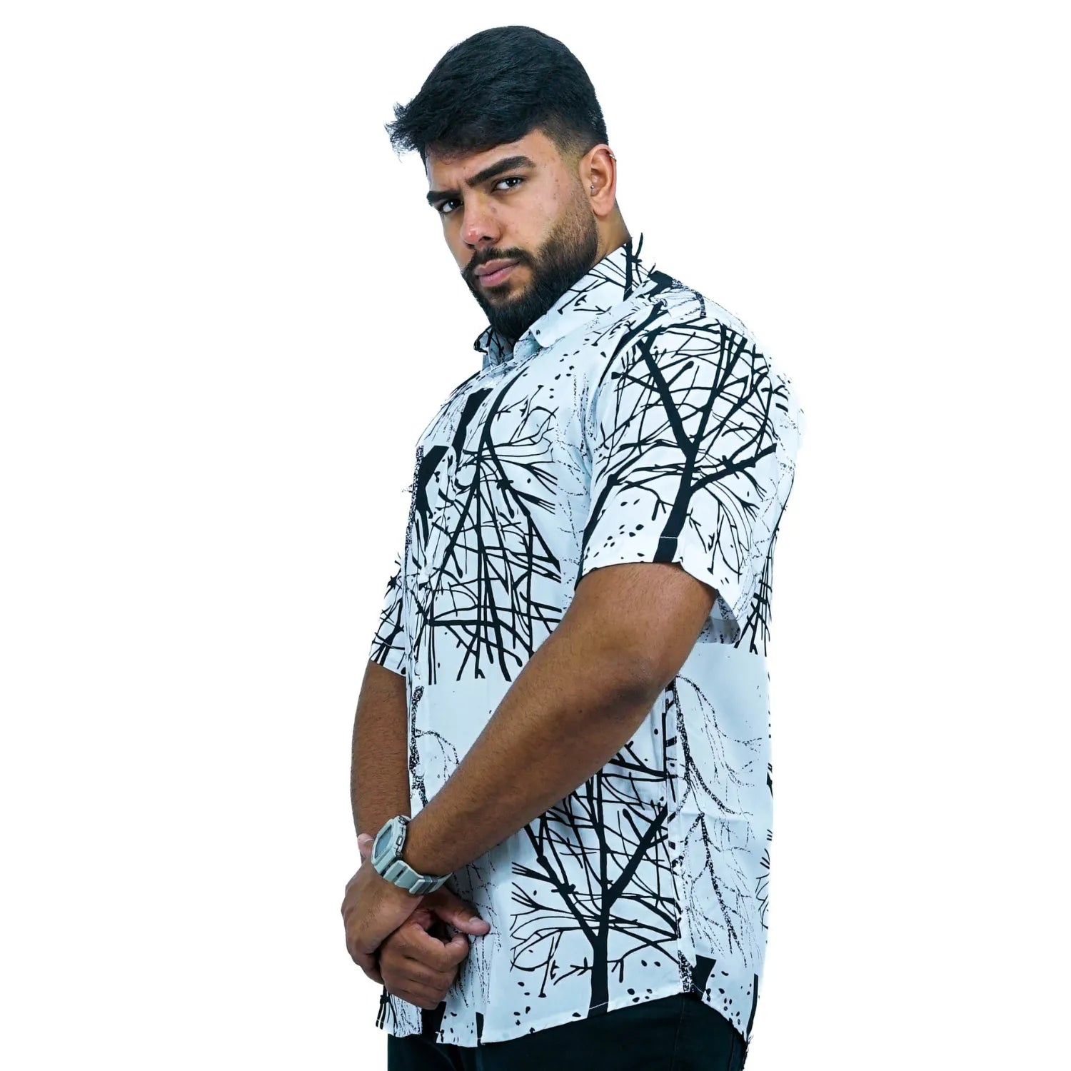 Foto de camisa social de viscose, com estampa de galhos, na cor branca da marca Absinto Men.