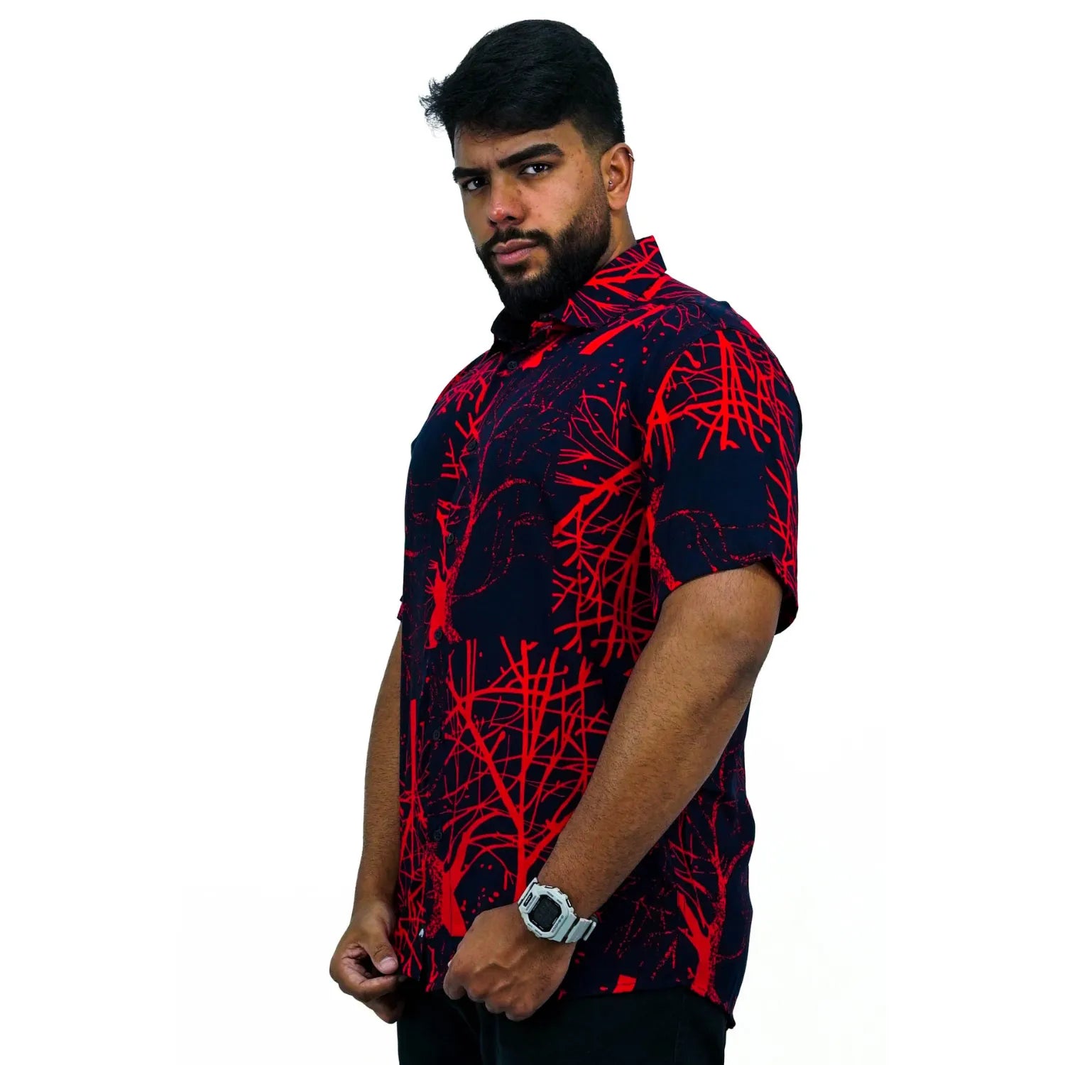 Foto de camisa social de viscose, com estampa de galhos, na cor marinho da marca Absinto Men.