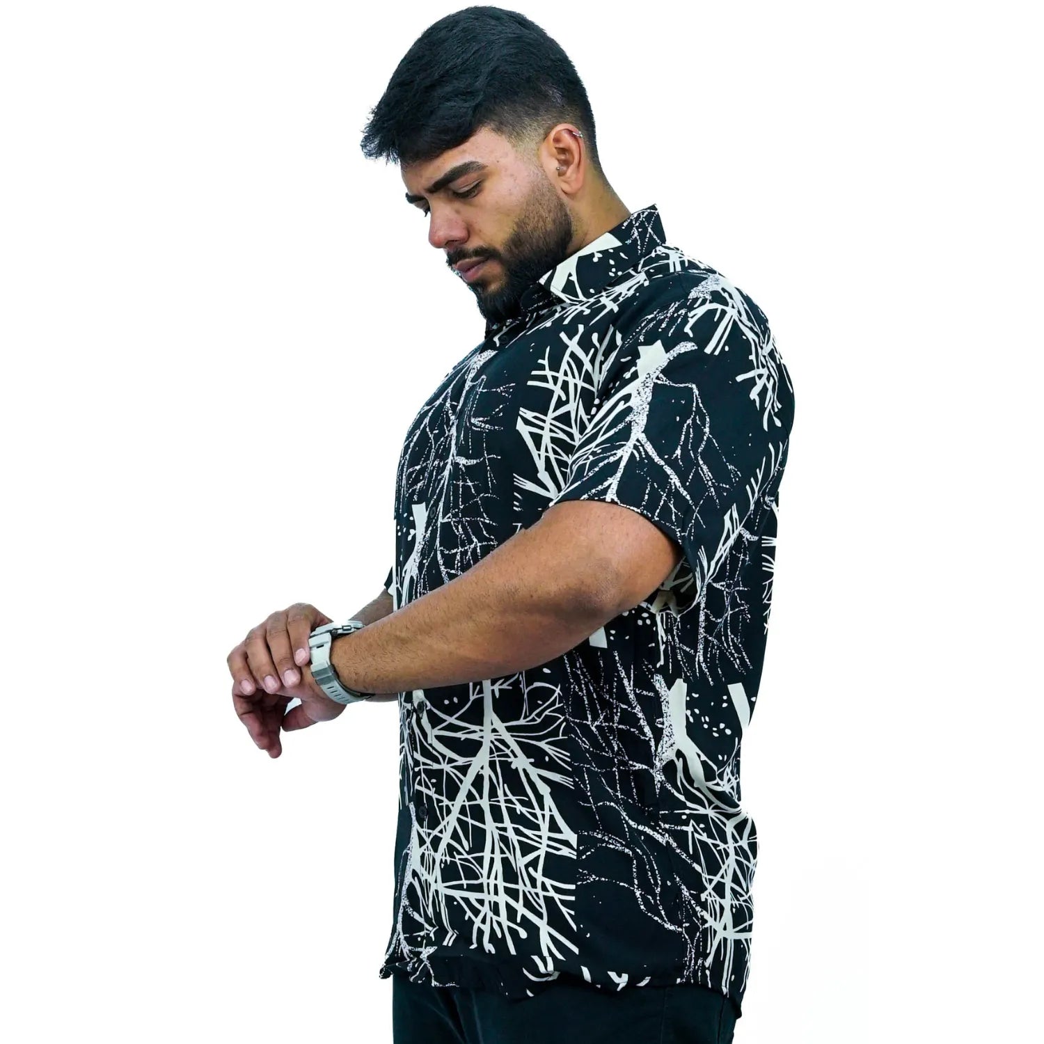 Foto de camisa social de viscose, com estampa de galhos, na cor preta da marca Absinto Men.