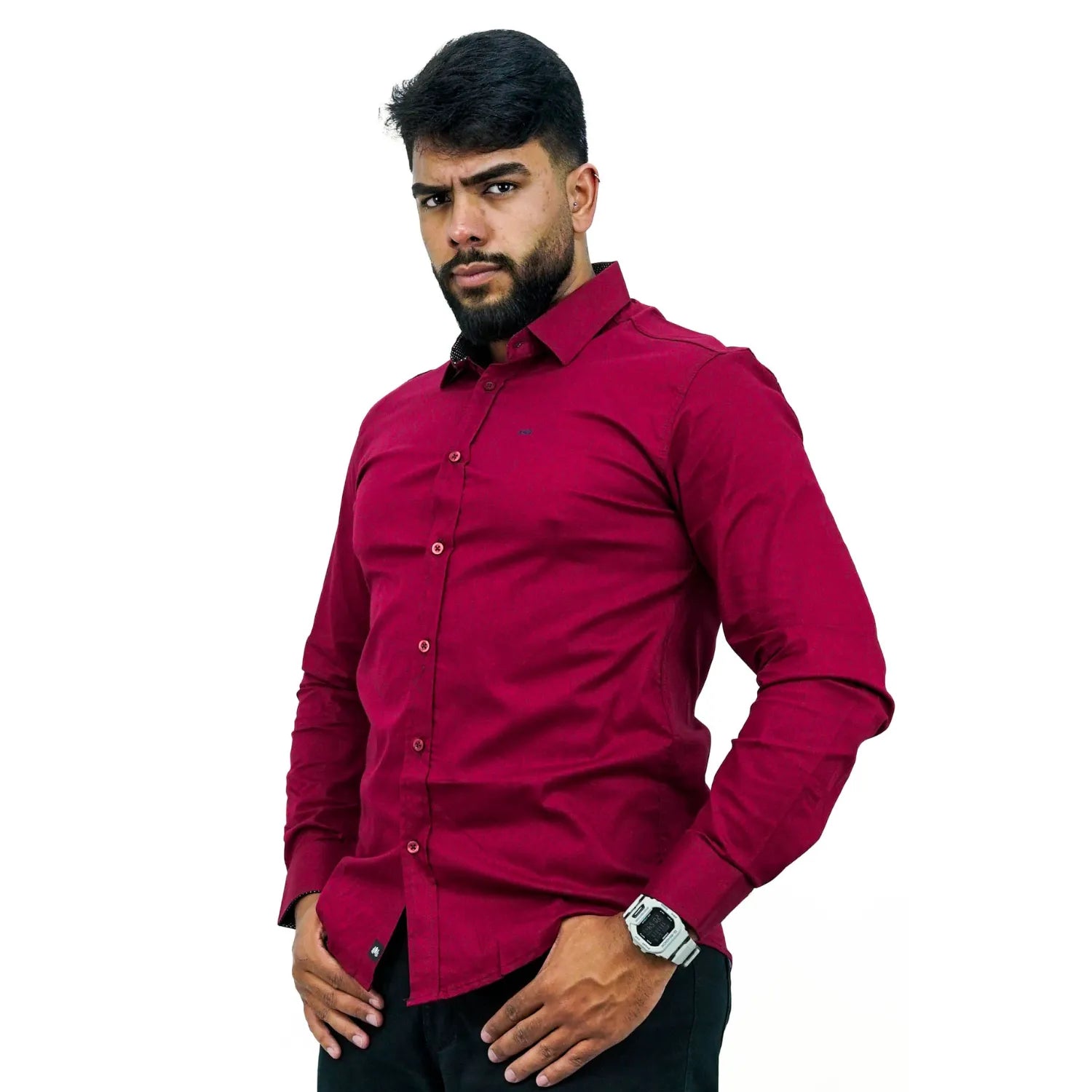 Foto de camisa social de algodão com elastano, manga longa, na cor bordô da marca Absinto Men.