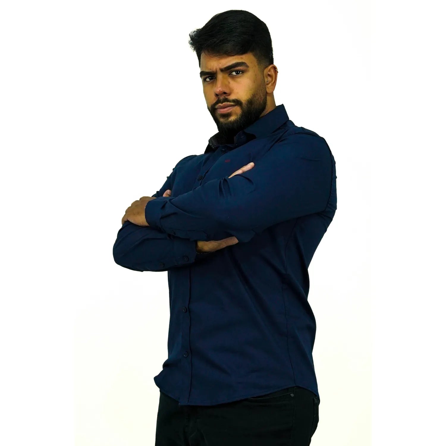 Foto de camisa social de algodão com elastano, manga longa, na cor marinho da marca Absinto Men.
