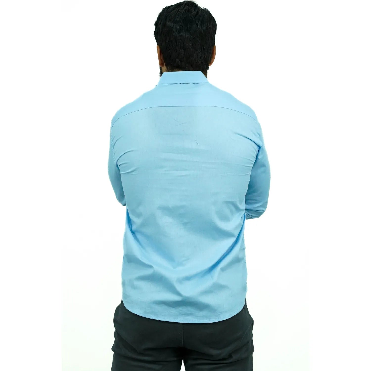 Camisa manga longa lisa, na cor azul. Foto de modelo vestindo a camisa social da Absinto men.