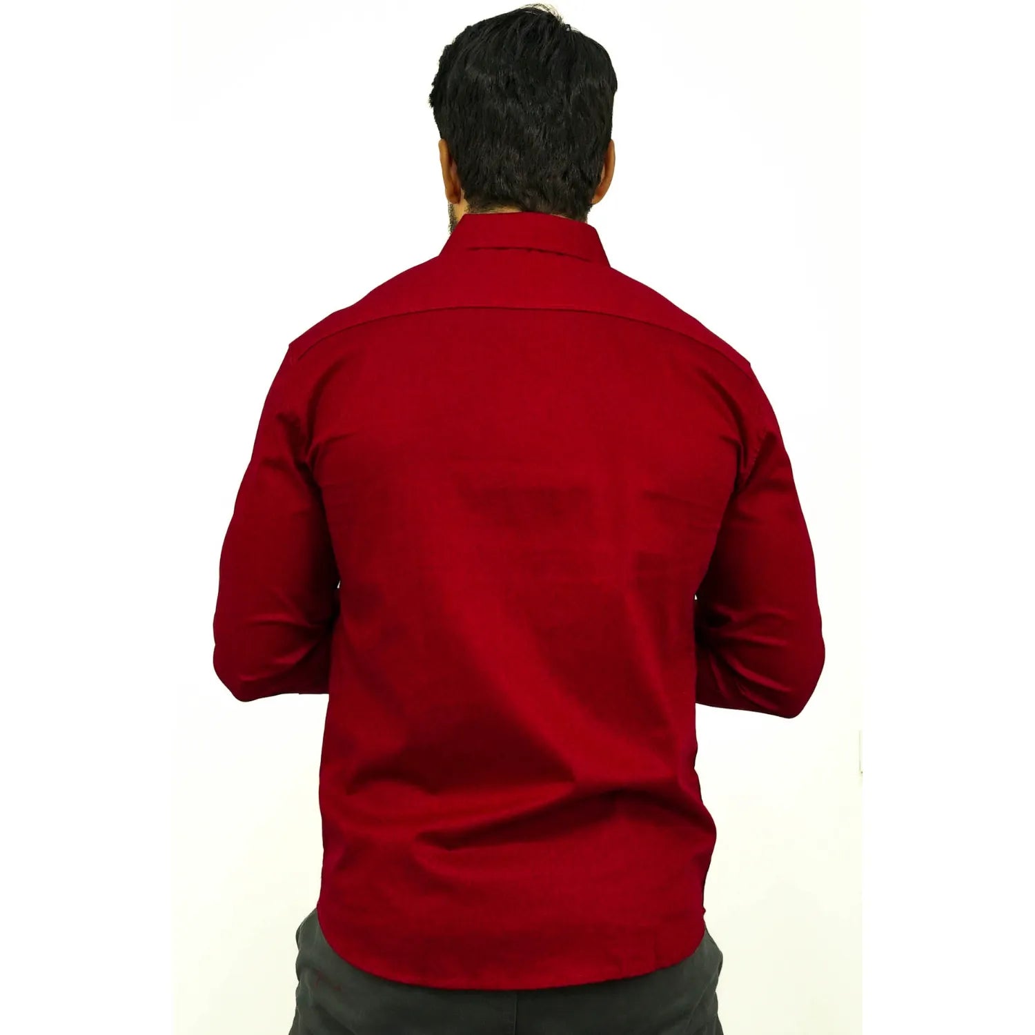 Camisa manga longa lisa, na cor bordo. Foto de modelo vestindo a camisa social da Absinto men.
