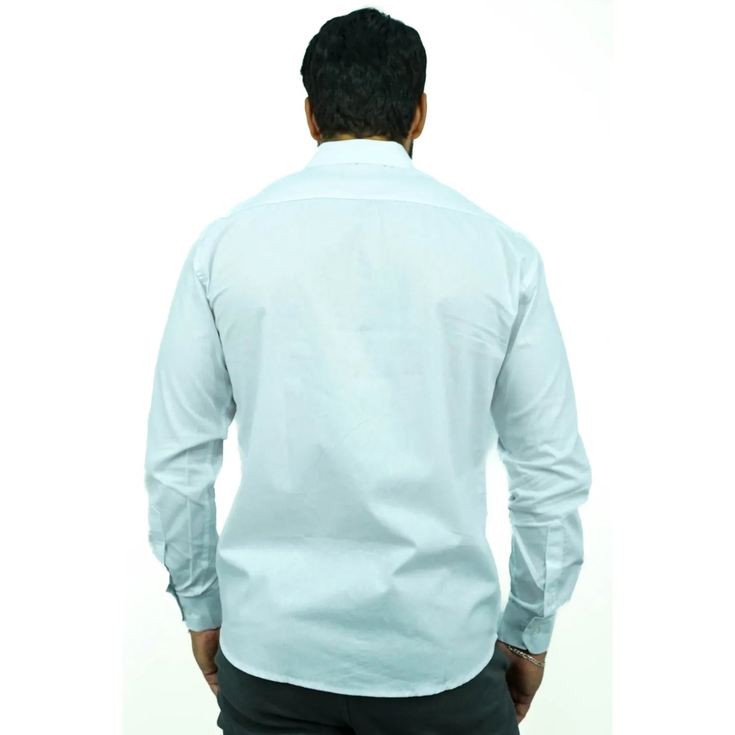 Camisa manga longa lisa, na cor branca. Foto de modelo vestindo a camisa social da Absinto men.