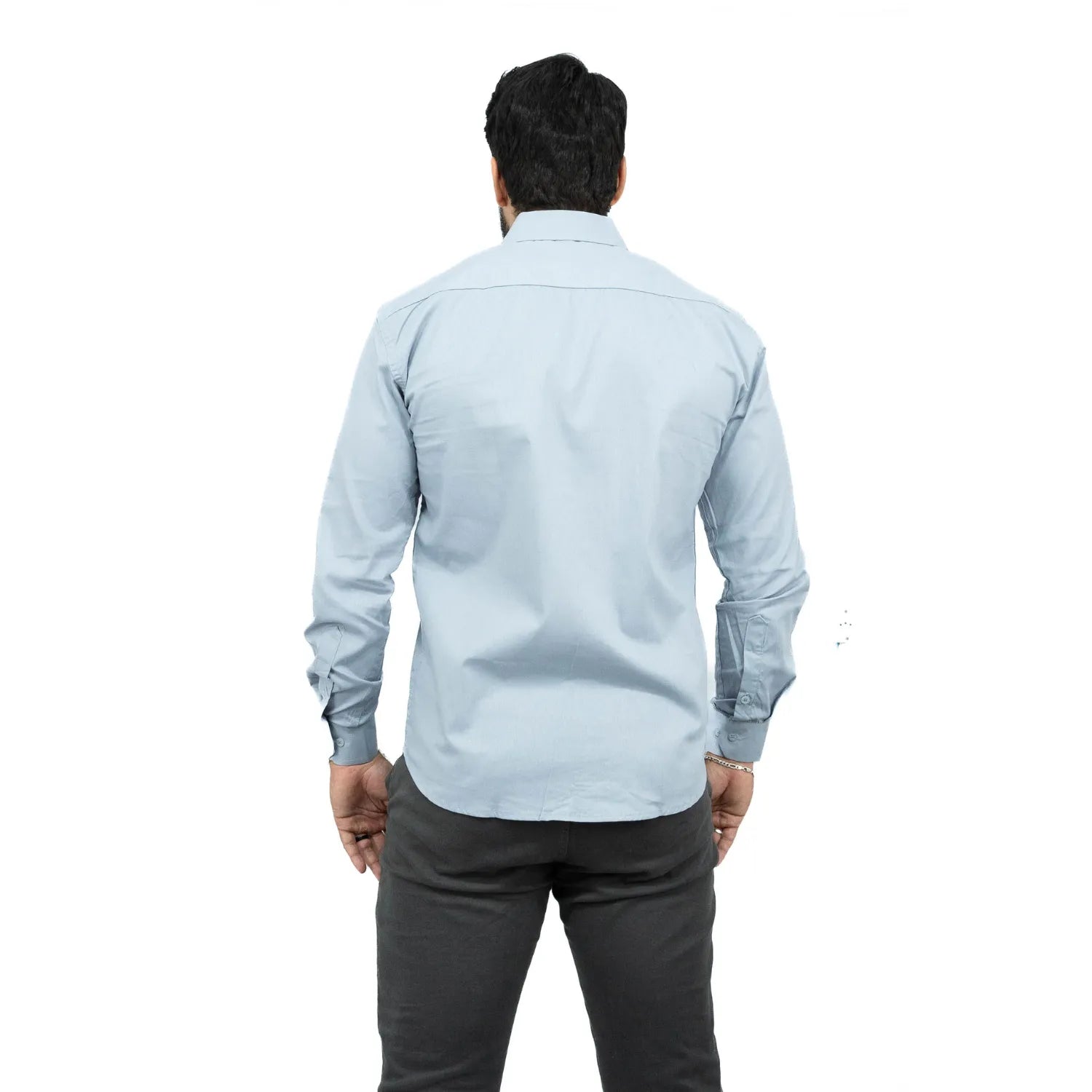 Camisa manga longa lisa, na cor chumbo. Foto de modelo vestindo a camisa social da Absinto men.
