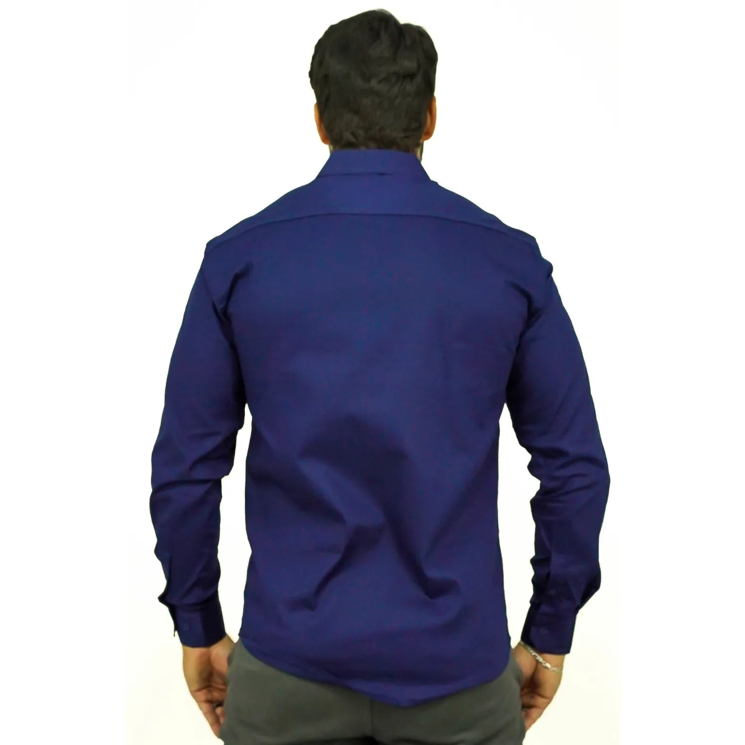 Camisa manga longa lisa, na cor marinho. Foto de modelo vestindo a camisa social da Absinto men.