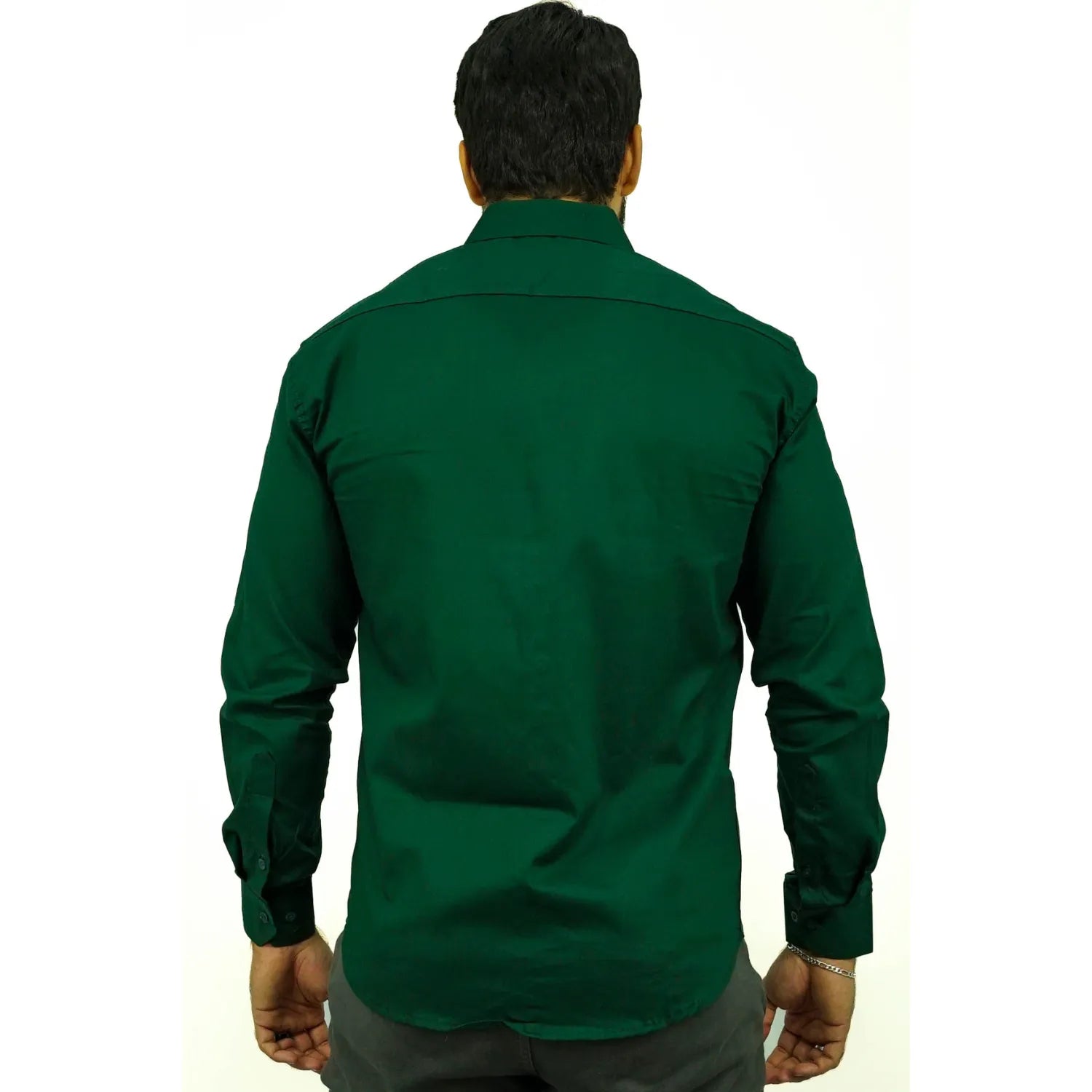 Camisa manga longa lisa, na cor verde. Foto de modelo vestindo a camisa social da Absinto men.