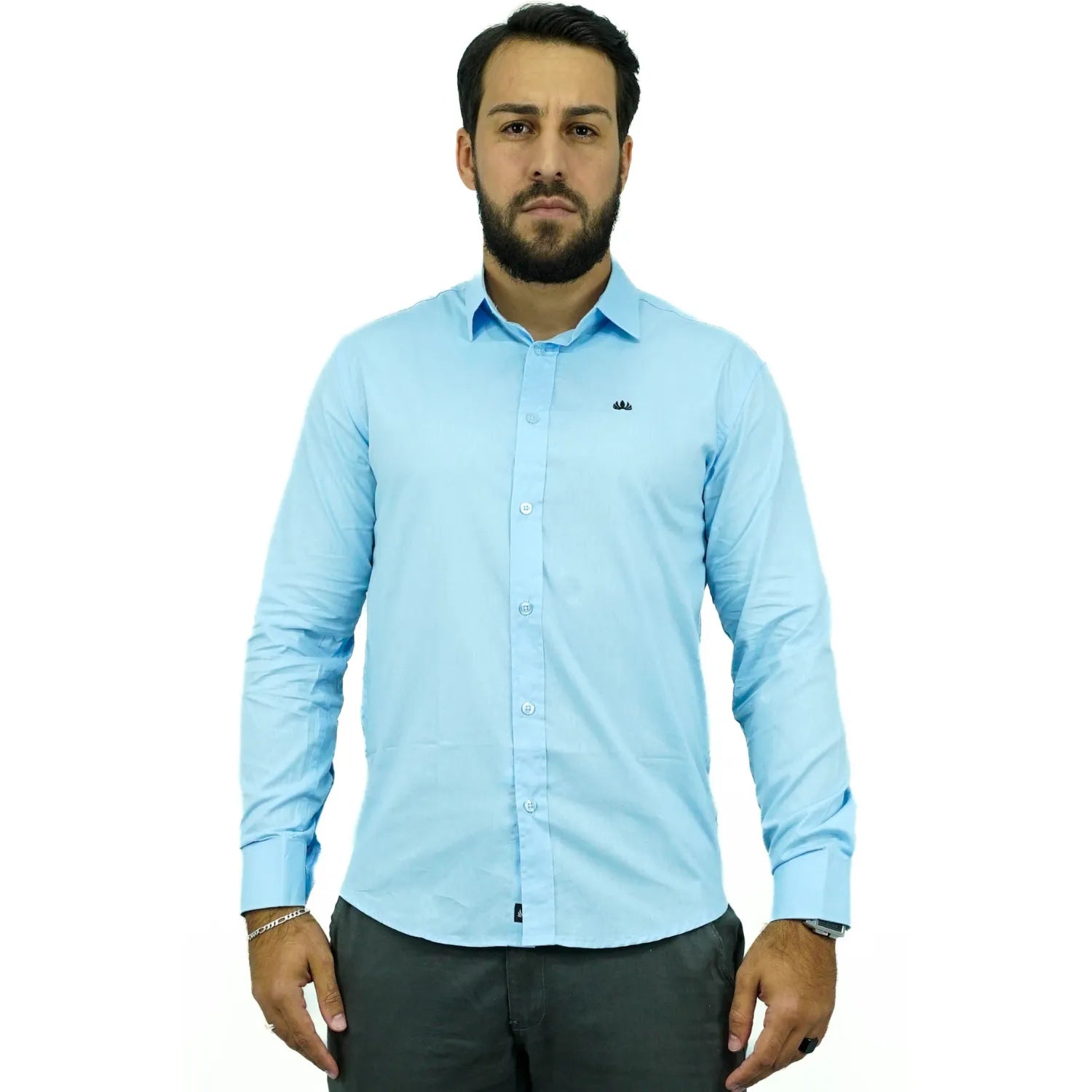 Camisa manga longa lisa, na cor azul. Foto de modelo vestindo a camisa social da Absinto men.