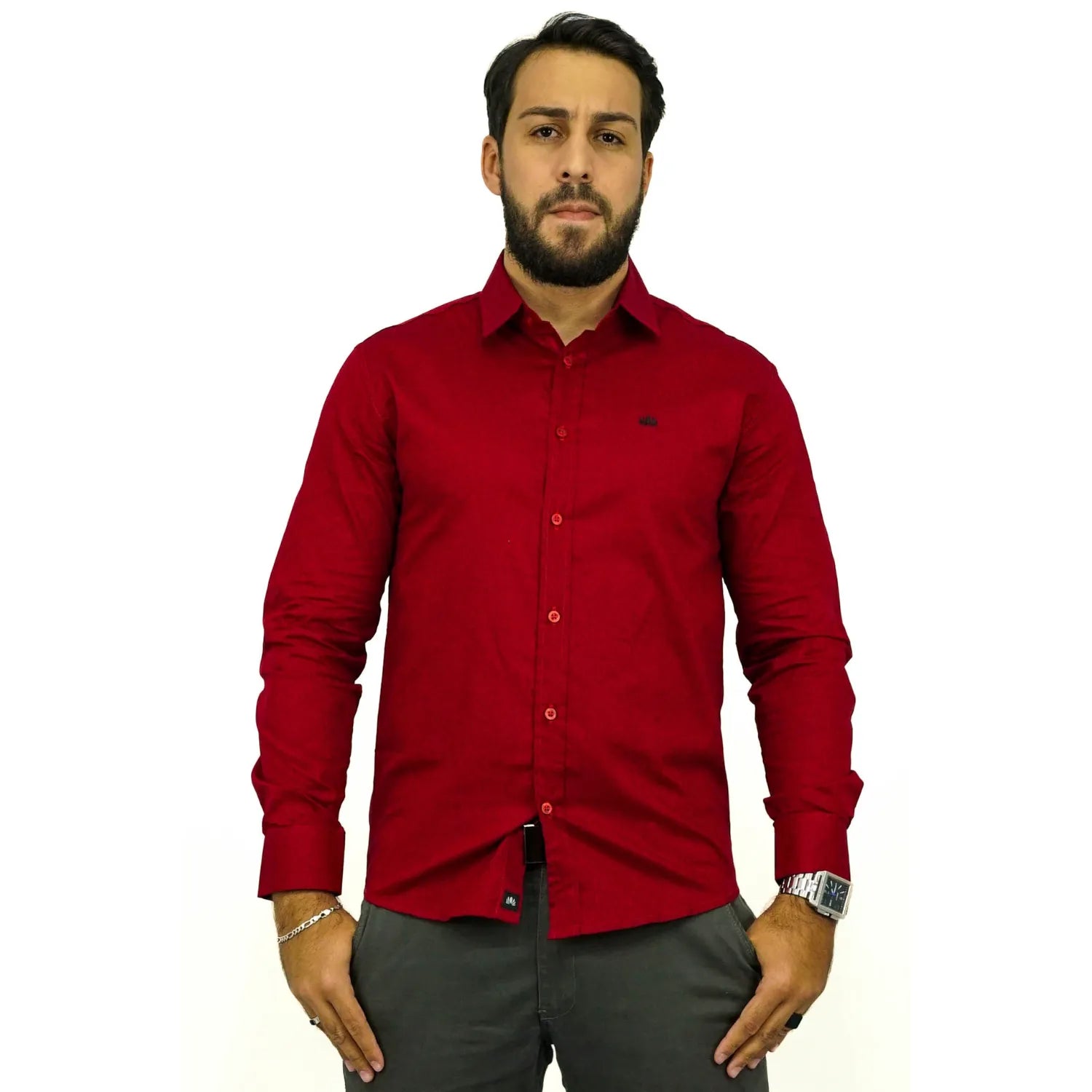 Camisa manga longa lisa, na cor bordo. Foto de modelo vestindo a camisa social da Absinto men.
