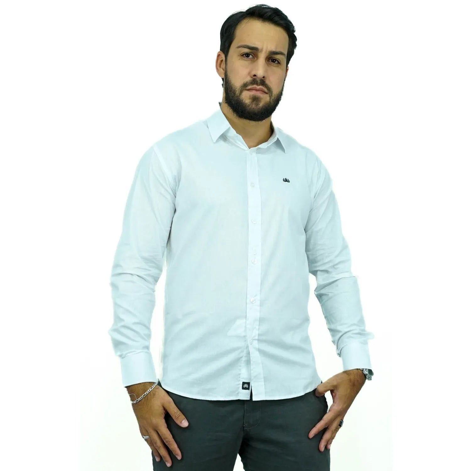 Camisa manga longa lisa, na cor branca. Foto de modelo vestindo a camisa social da Absinto men.