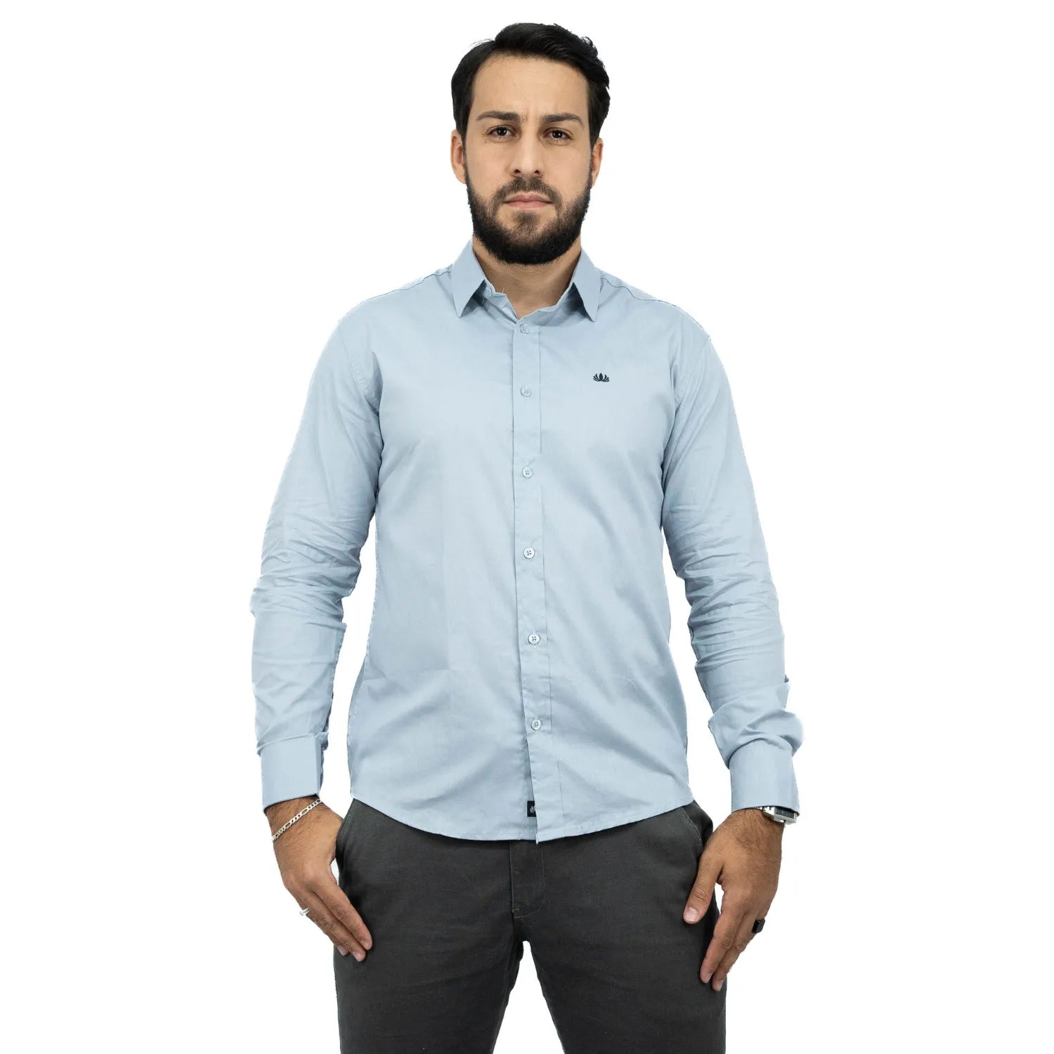 Camisa manga longa lisa, na cor chumbo. Foto de modelo vestindo a camisa social da Absinto men.