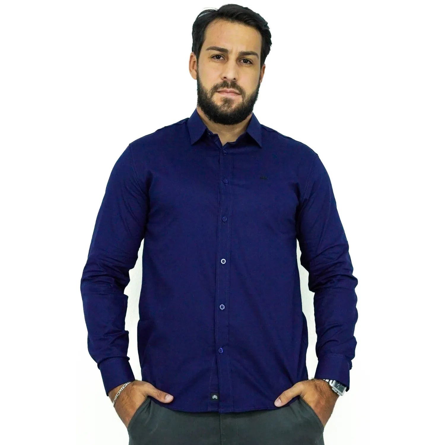 Camisa manga longa lisa, na cor marinho. Foto de modelo vestindo a camisa social da Absinto men.