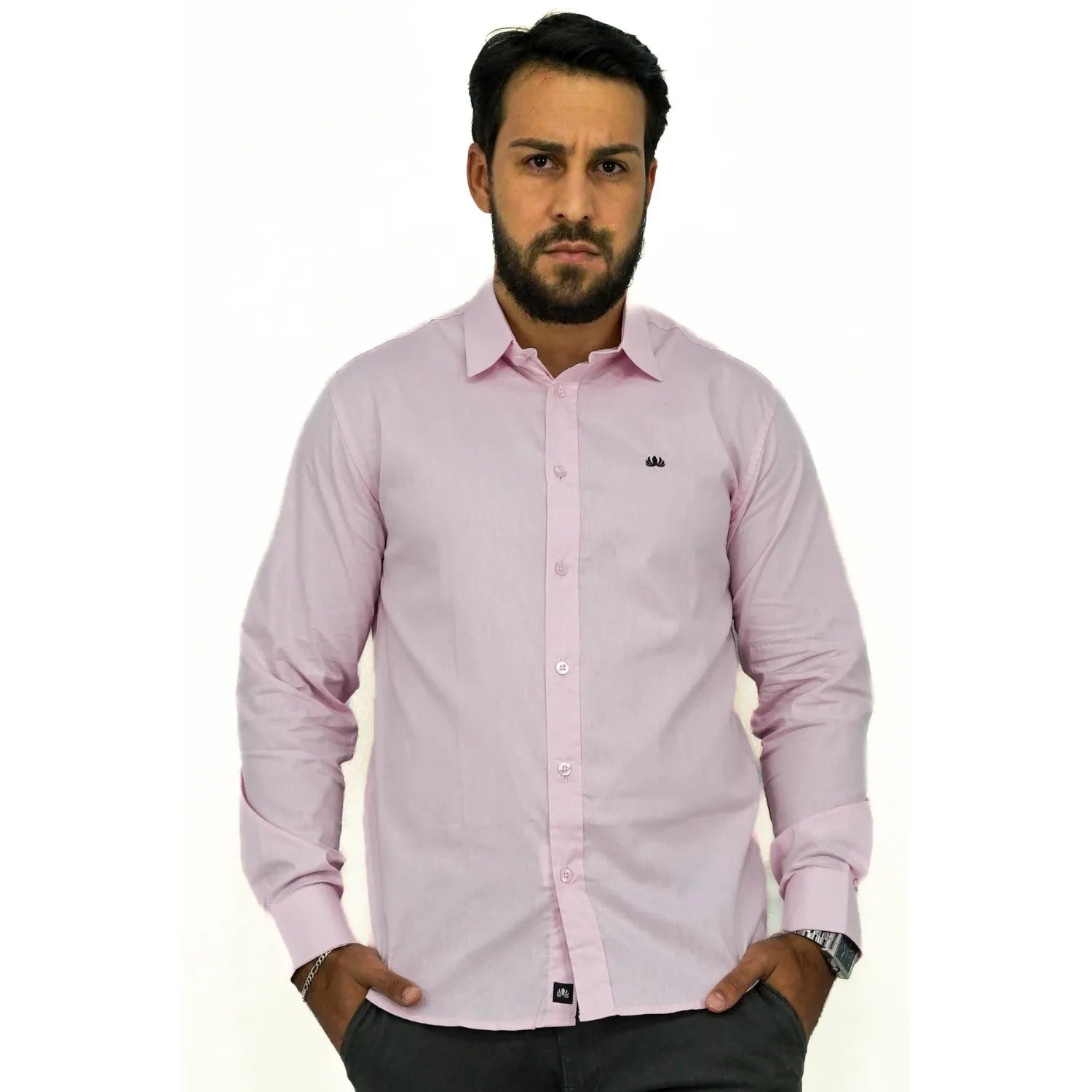 Camisa manga longa lisa, na cor rosa. Foto de modelo vestindo a camisa social da Absinto men.