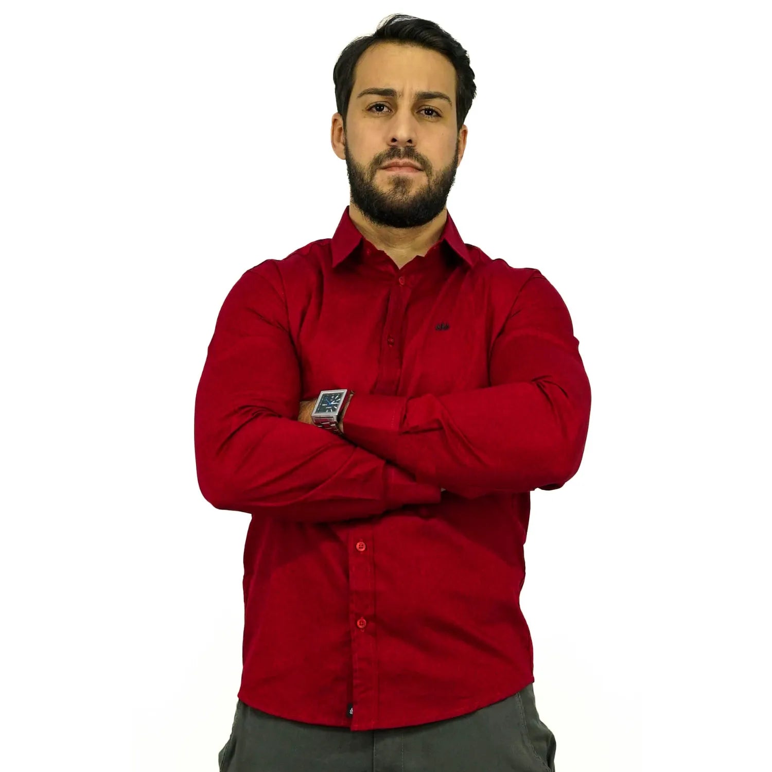 Camisa manga longa lisa, na cor bordo. Foto de modelo vestindo a camisa social da Absinto men.