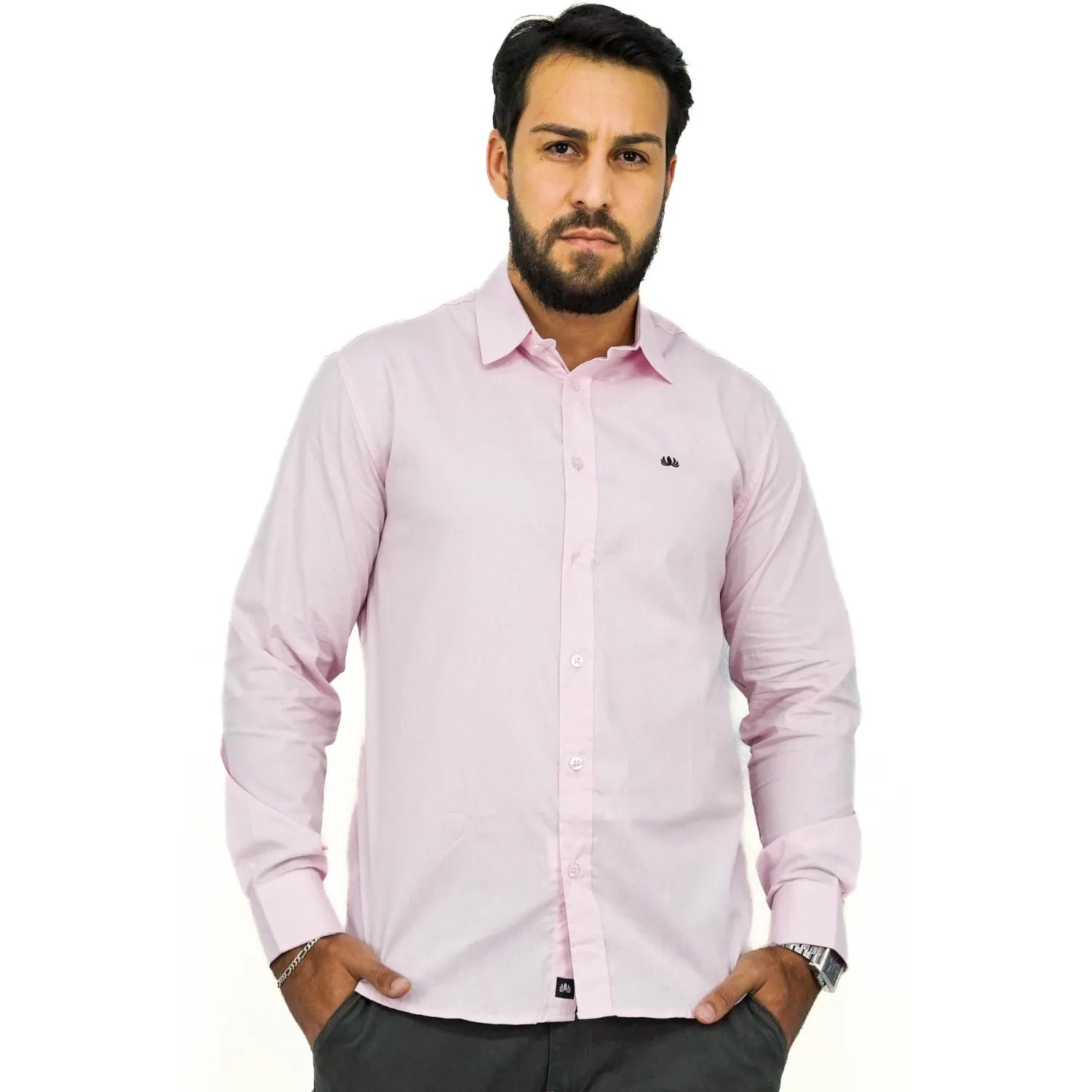 Camisa manga longa lisa, na cor rosa. Foto de modelo vestindo a camisa social da Absinto men.