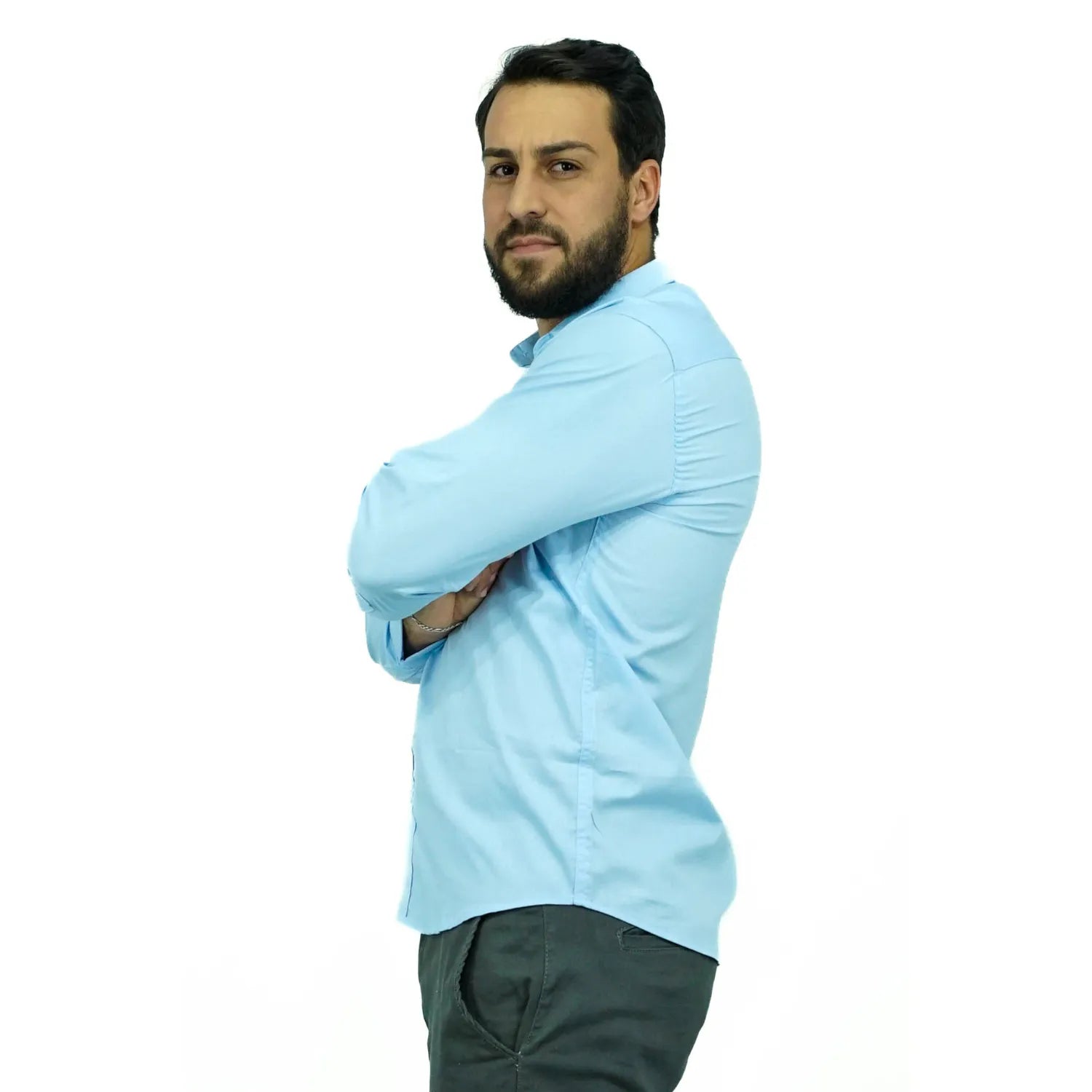 Camisa manga longa lisa, na cor azul. Foto de modelo vestindo a camisa social da Absinto men.