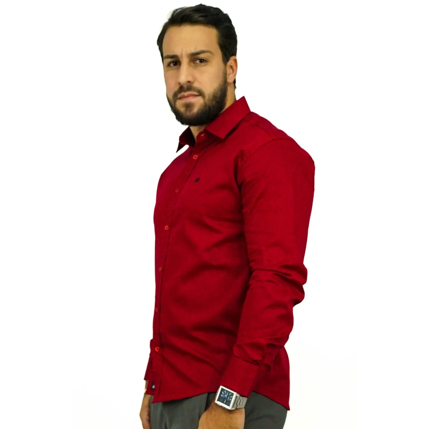 Camisa manga longa lisa, na cor bordo. Foto de modelo vestindo a camisa social da Absinto men.
