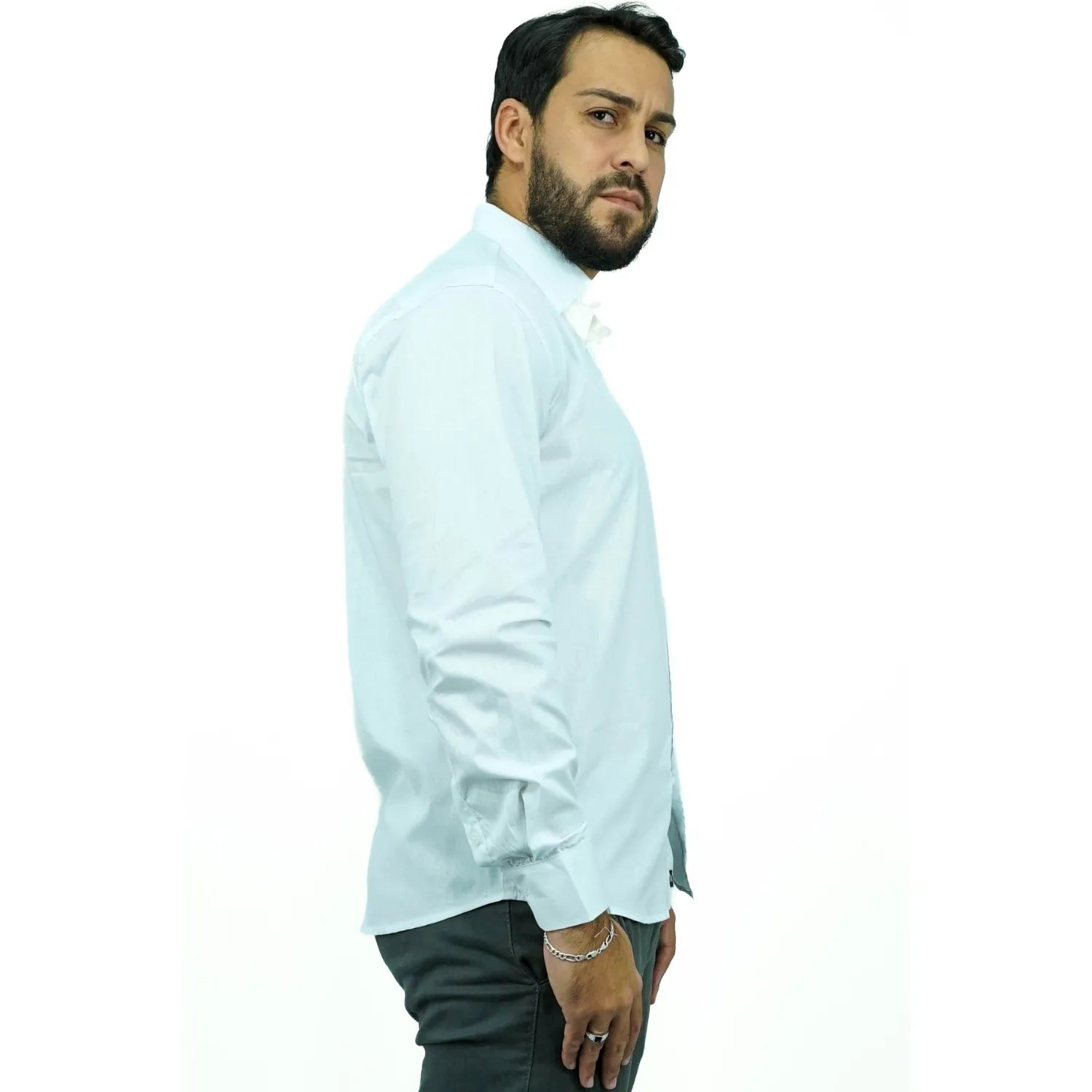 Camisa manga longa lisa, na cor branca. Foto de modelo vestindo a camisa social da Absinto men.