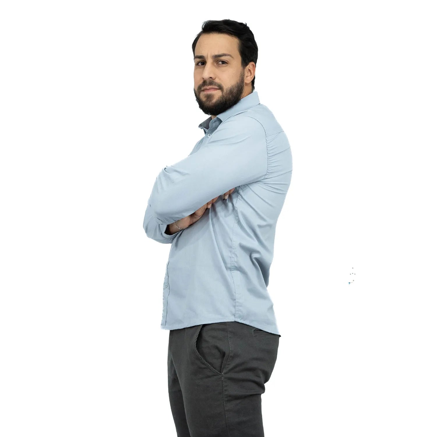 Camisa manga longa lisa, na cor chumbo. Foto de modelo vestindo a camisa social da Absinto men.
