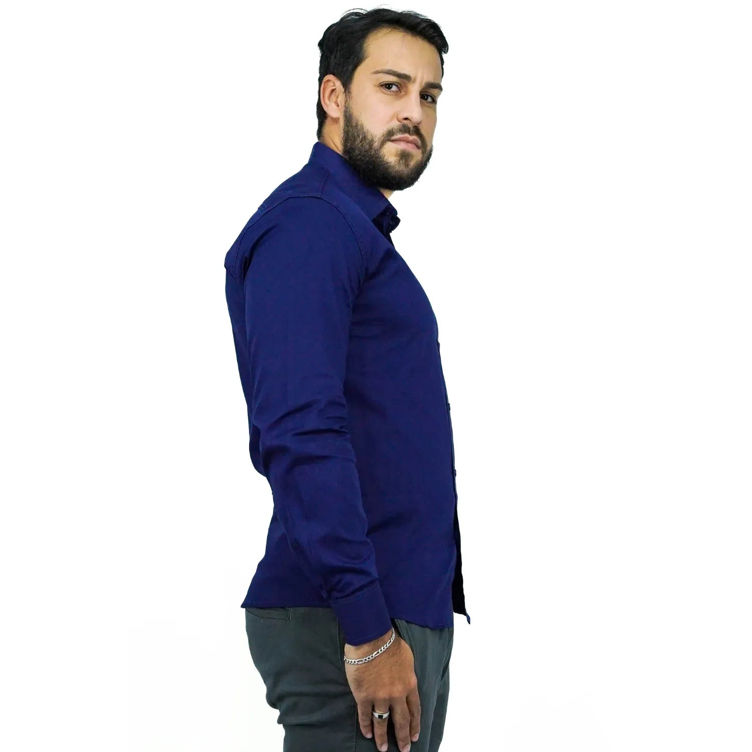 Camisa manga longa lisa, na cor marinho. Foto de modelo vestindo a camisa social da Absinto men.