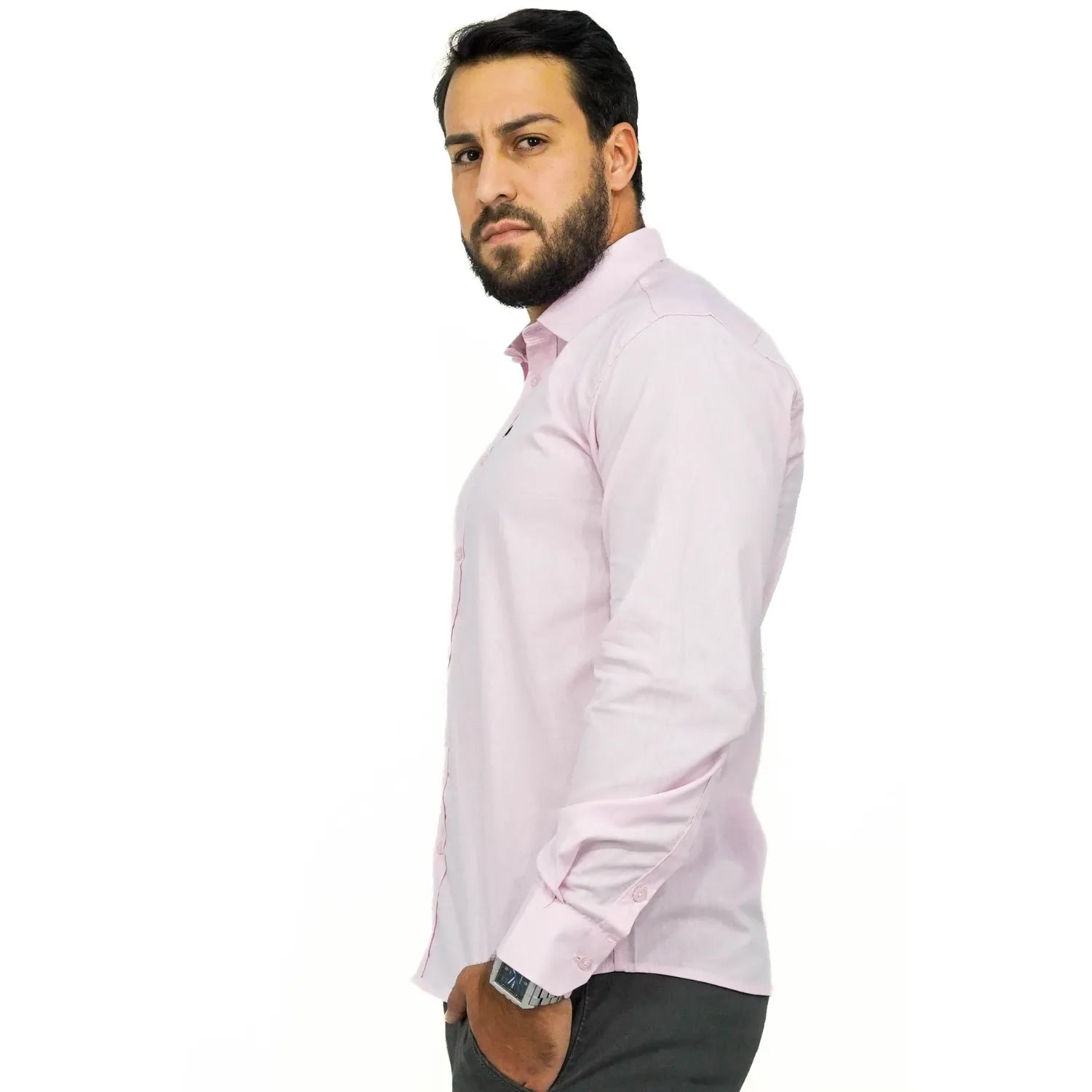 Camisa manga longa lisa, na cor rosa. Foto de modelo vestindo a camisa social da Absinto men.